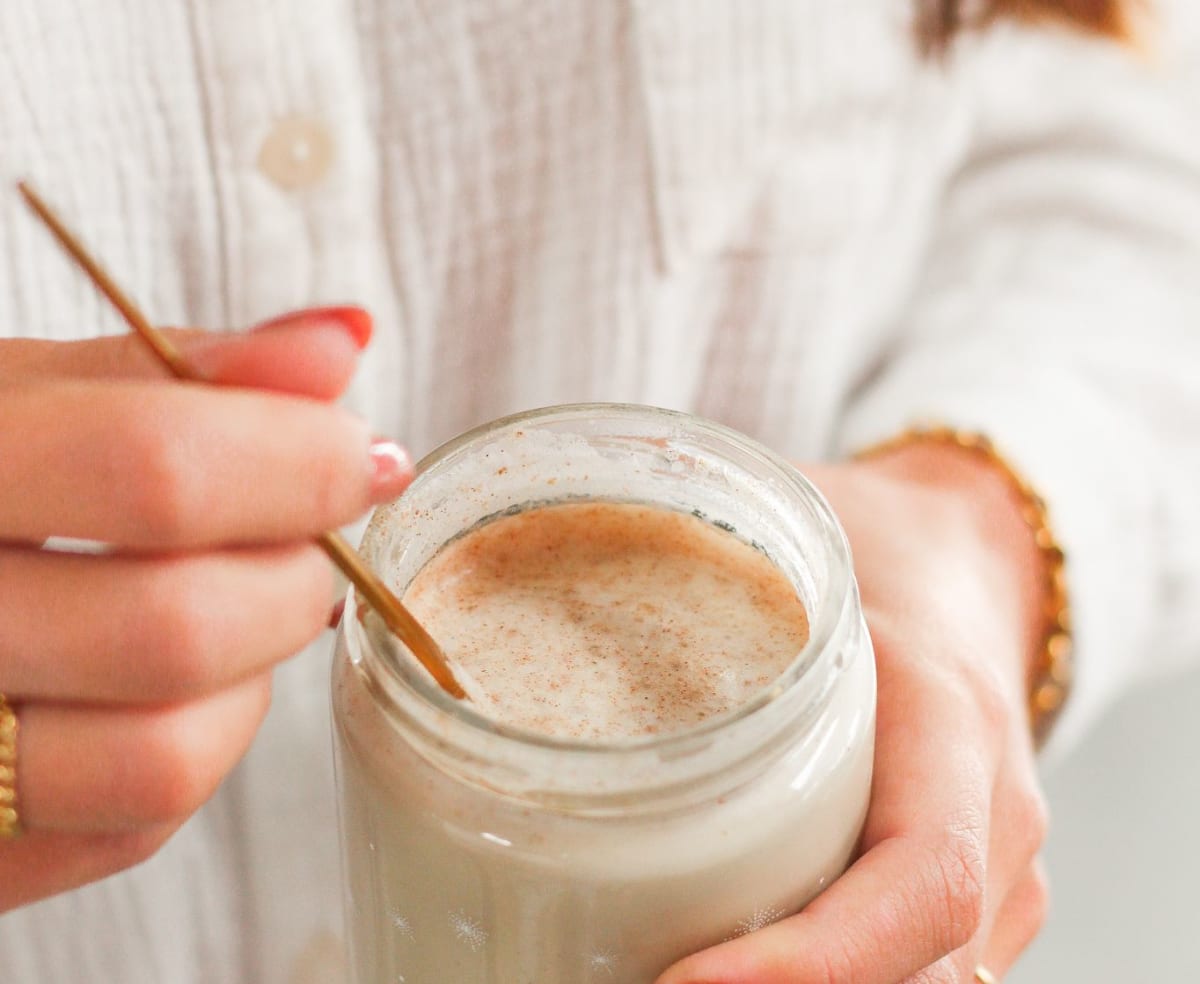 Gros plan sur une boisson énergisante pour le peti--déjeuner, tenue par une femme