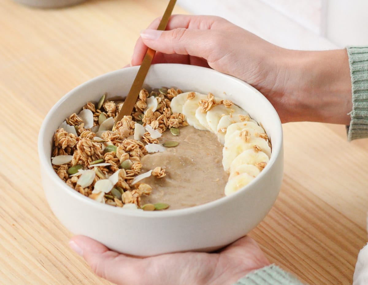 Exemple de petit déjeuner facile à digérer avec un bol de granola à la banane et aux graines de courge