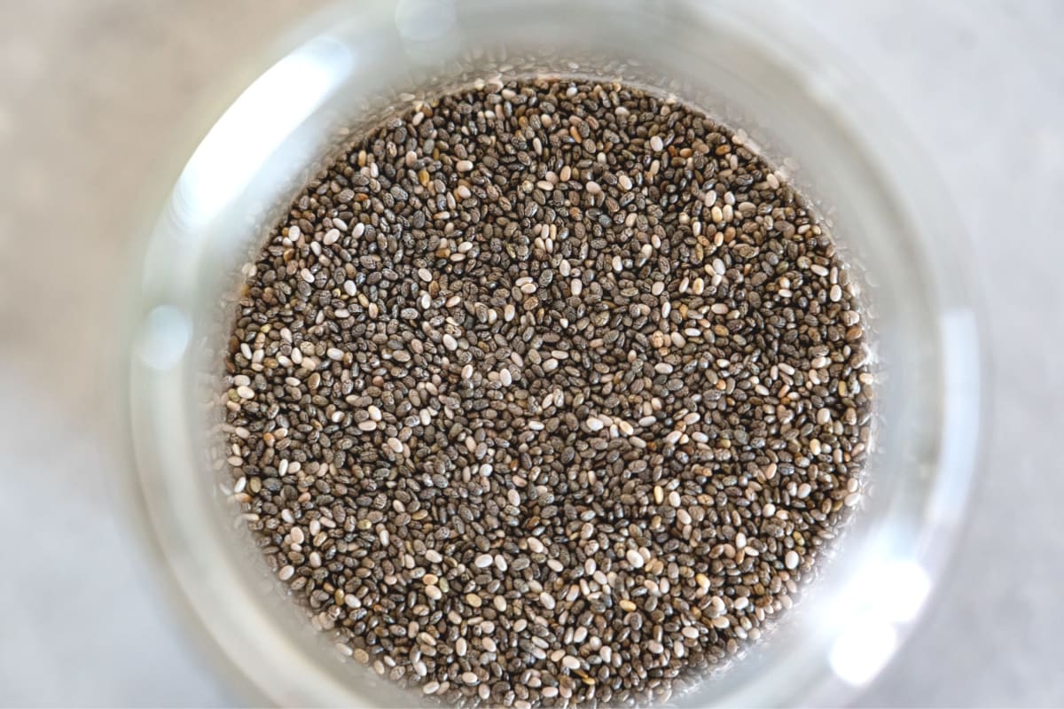 Gros plan sur des graines de chia dans un bocal