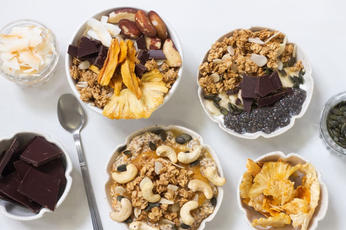 Bols de granola enrichi en probiotiques avec chocolat, noix de coco, graines de tournesol et noix de cajou