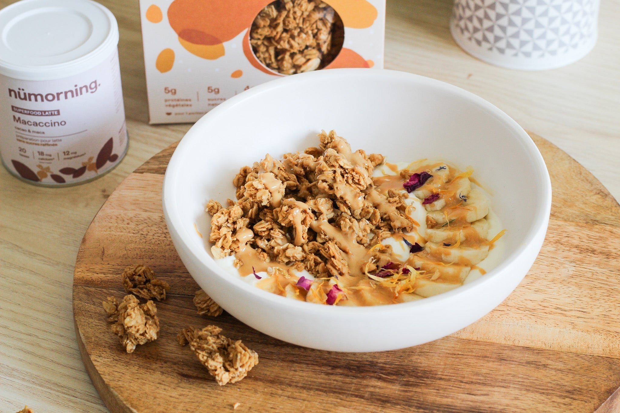 Gros plan sur un granola bowl à la banane et au beurre de cacahuète pour le petit-déjeuner