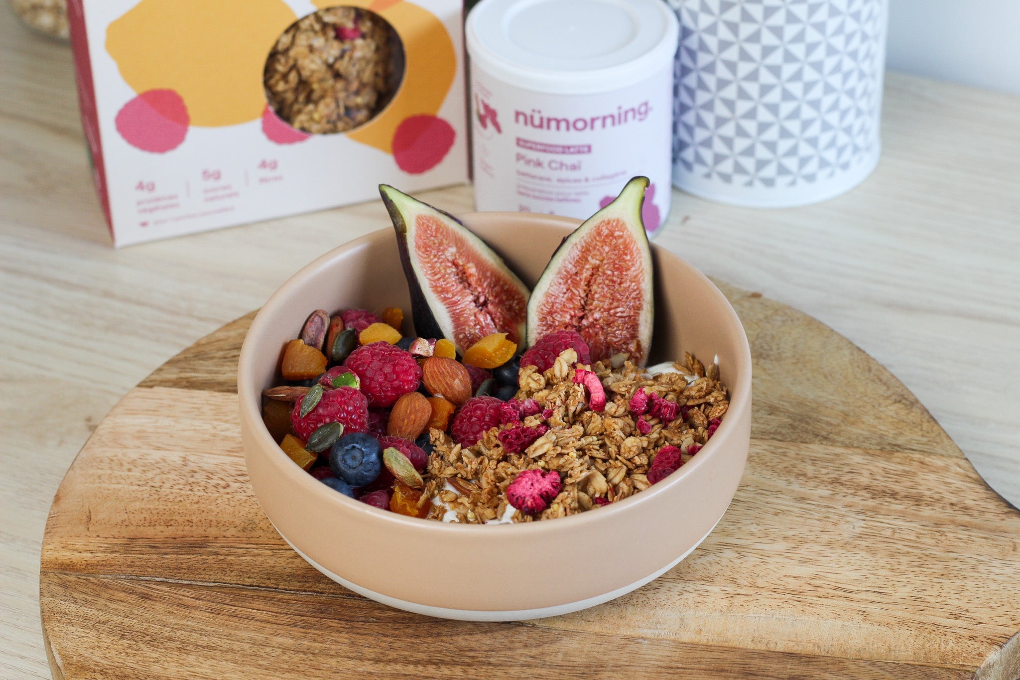 Granola bowl à la figue et à l'abricot pour un petit-déjeuner sain et rapide