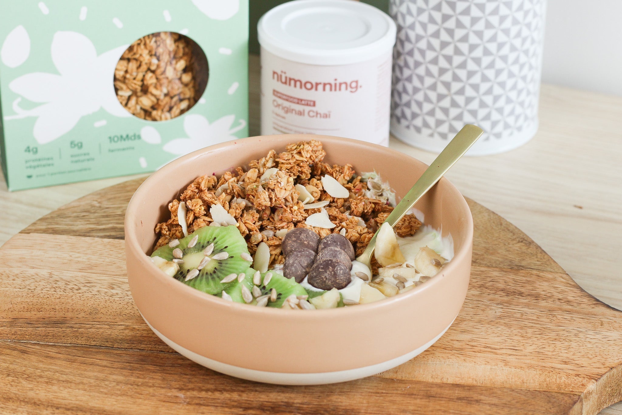 Gros plan sur un granola bowl au kiwi et à la noix de coco râpée pour le petit-déjeuner