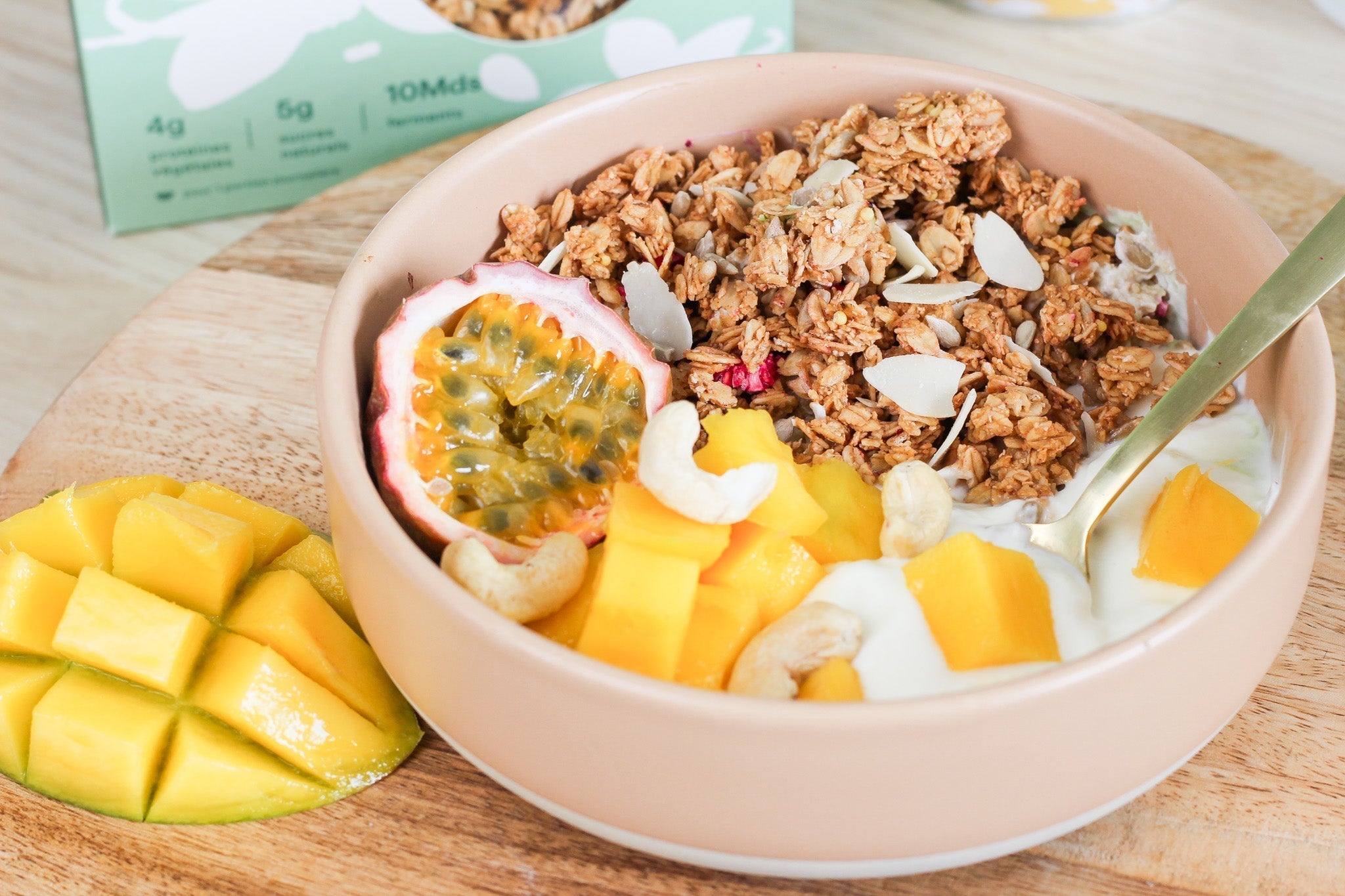 Granola bowl à la mangue, à la noix de coco et à la passion pour le petit-déjeuner