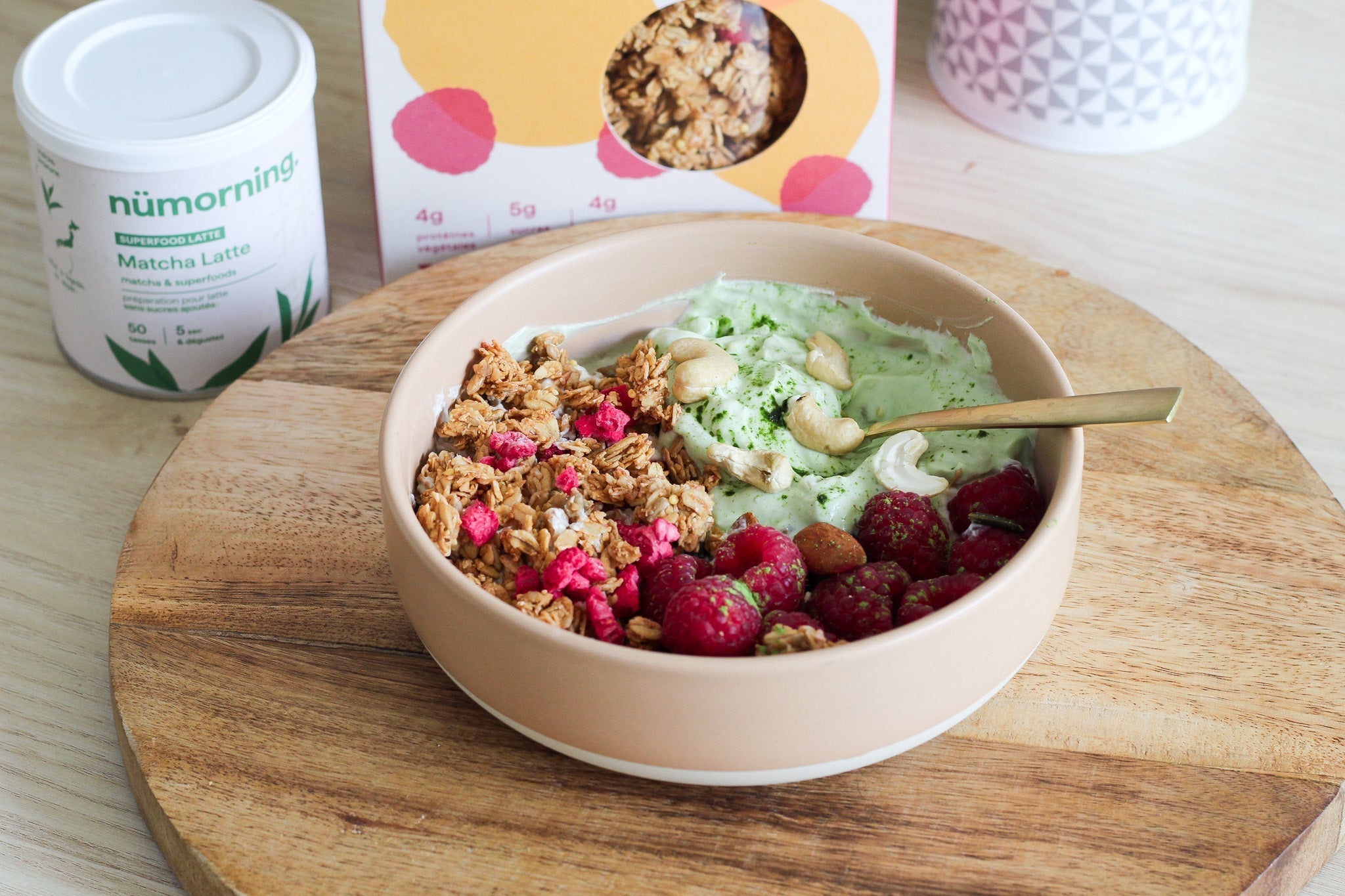Granola bowl au matcha et à la framboise pour le petit-déjeuner