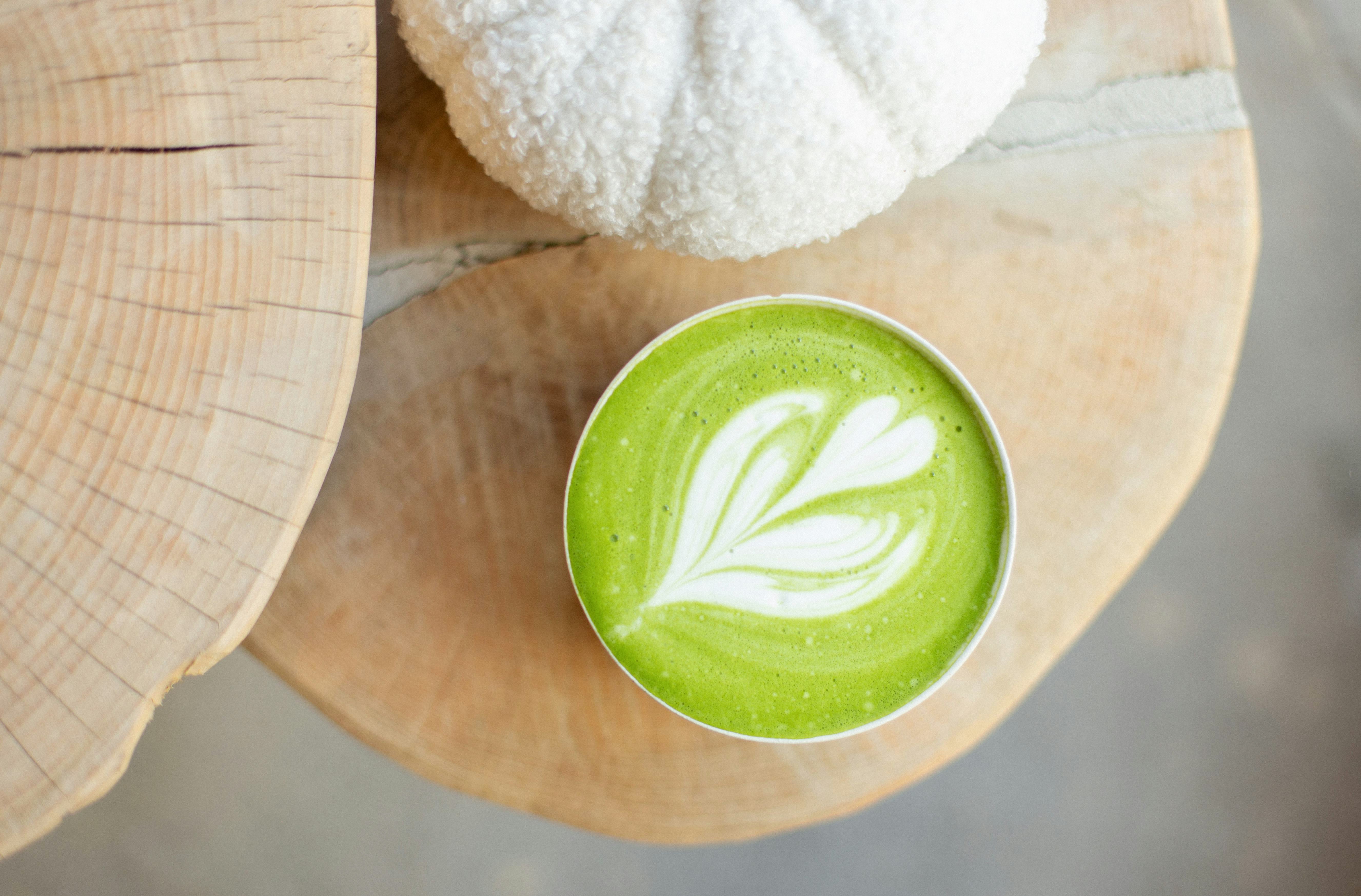Bol de matcha latte sur une table basse en bois