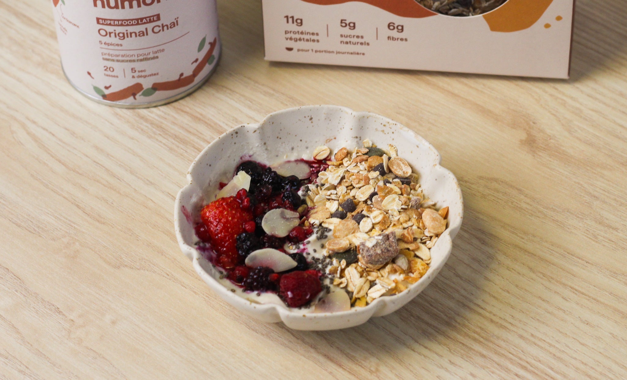 Muesli bowl aux fruits rouges avec des amandes et des graines de chia