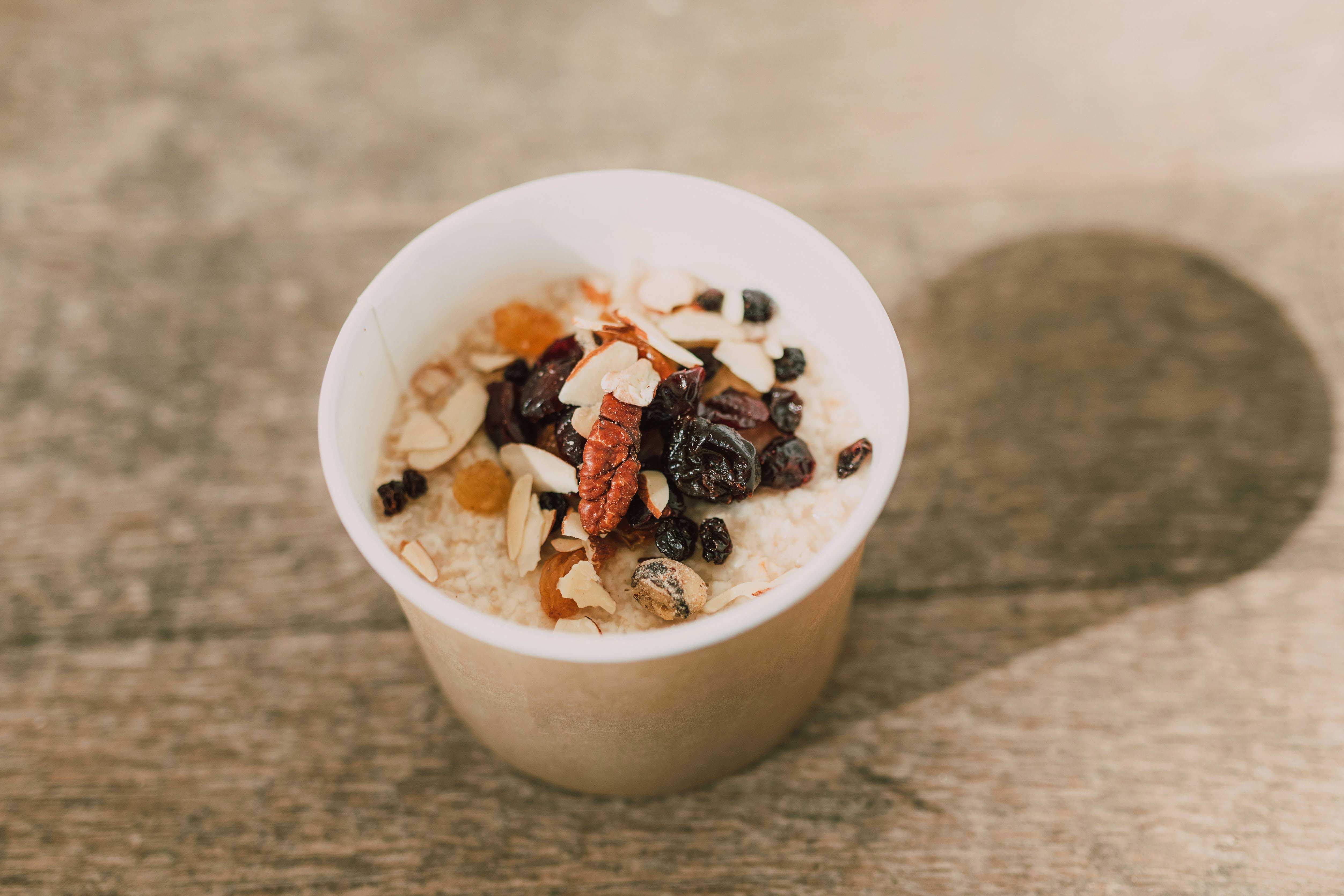 Overnight porridge avec noix de pécan et amande comme exemple de petit-déjeuner à emporter