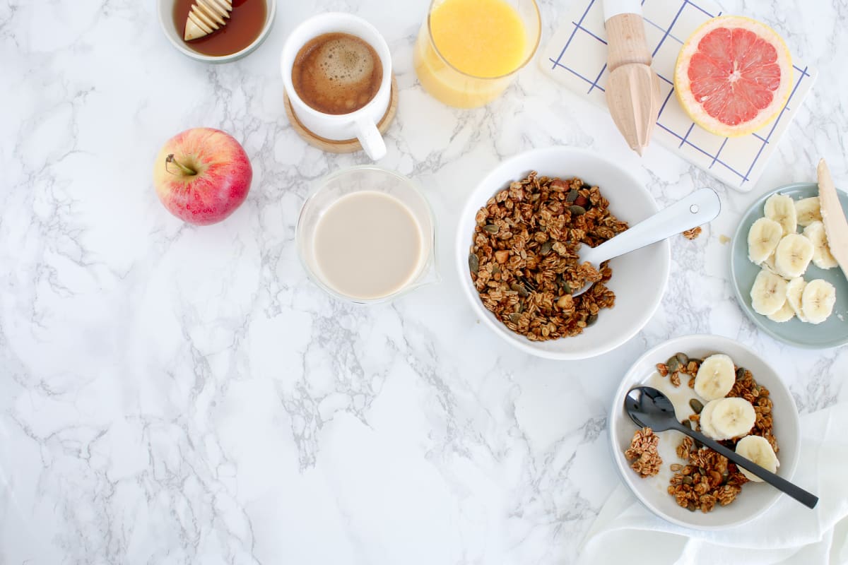 Table de petit-déjeuner sain avec bols de granola, fruits frais et boissons petit-déjeuner