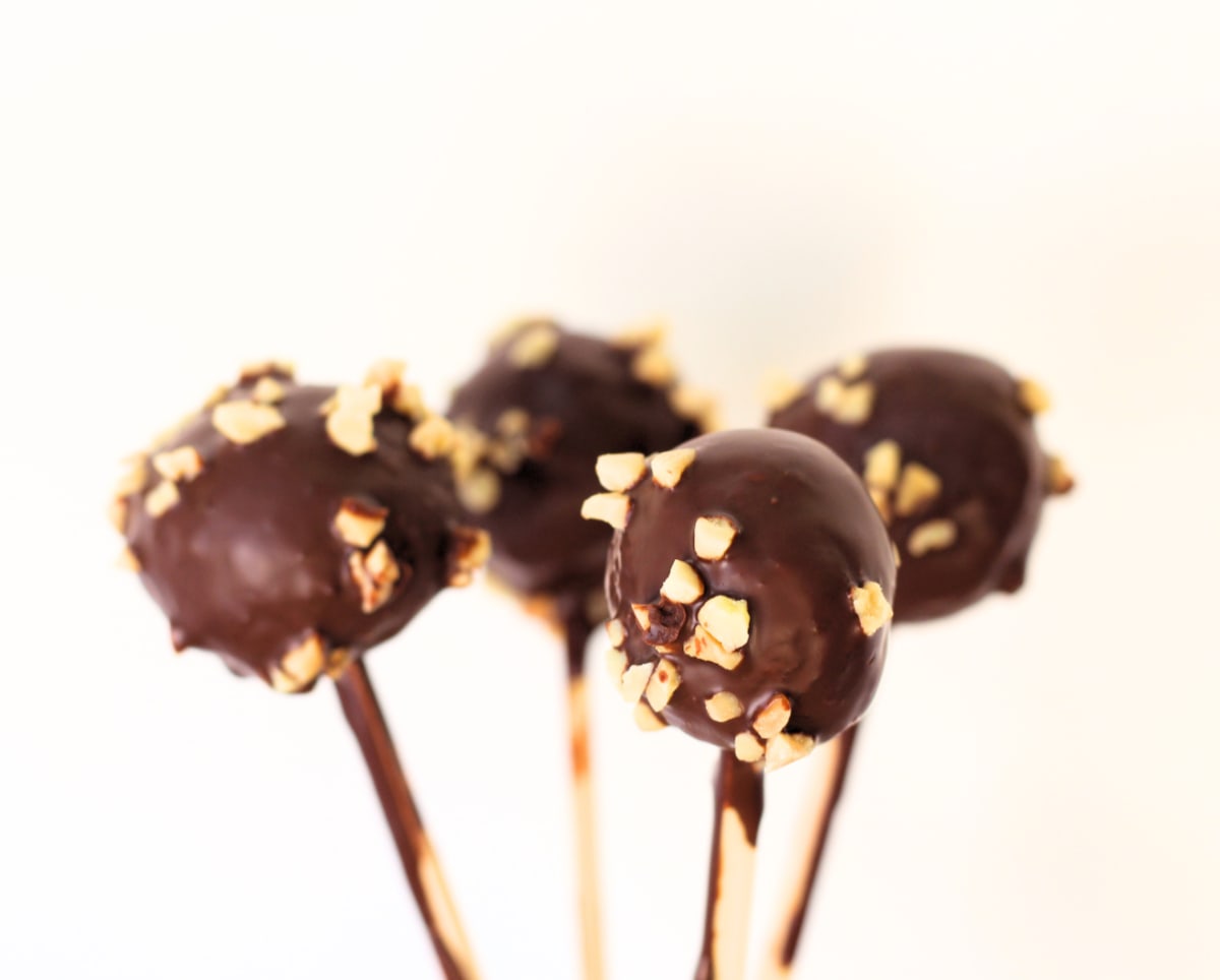 Pop cakes au chocolat sur bâtonnets