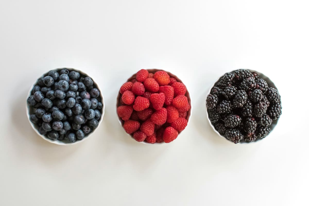 Trois bols de framboise, myrtilles et mures, riches en prébiotiques