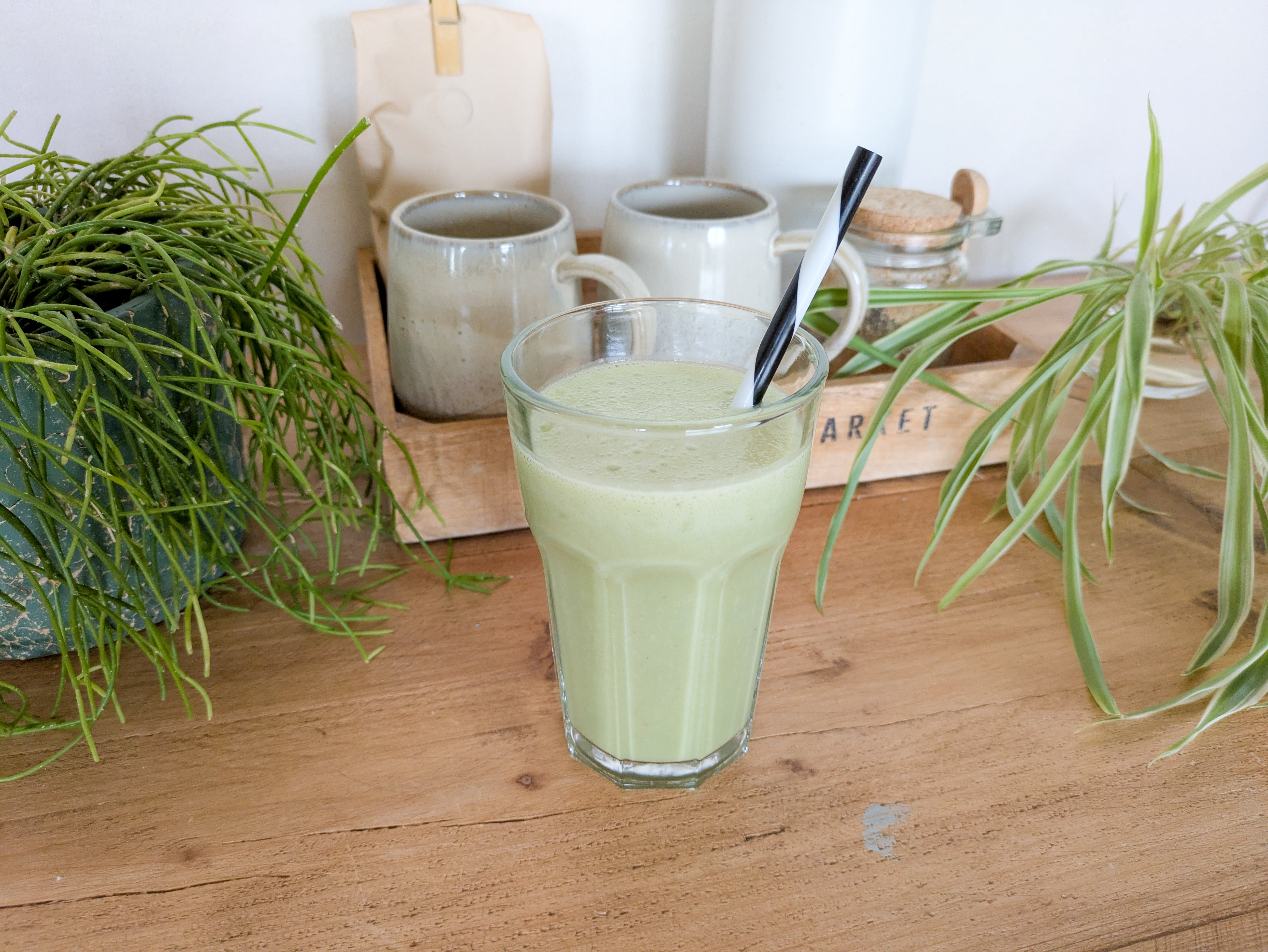 Gros plan sur un smoothie au matcha dans un verre avec une paille