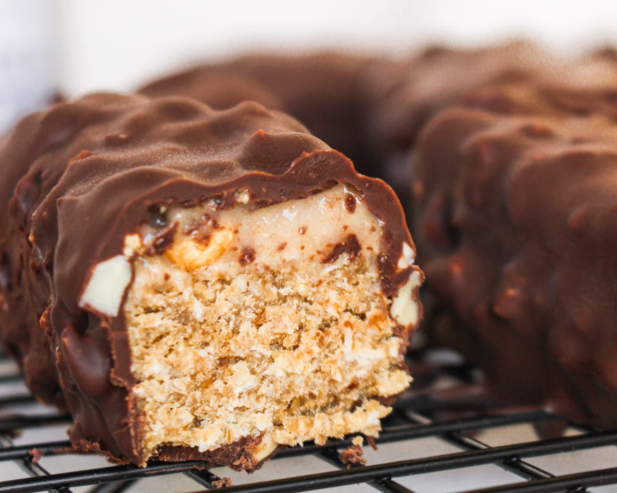 Snickers vegan coupés en deux et posés sur une grille