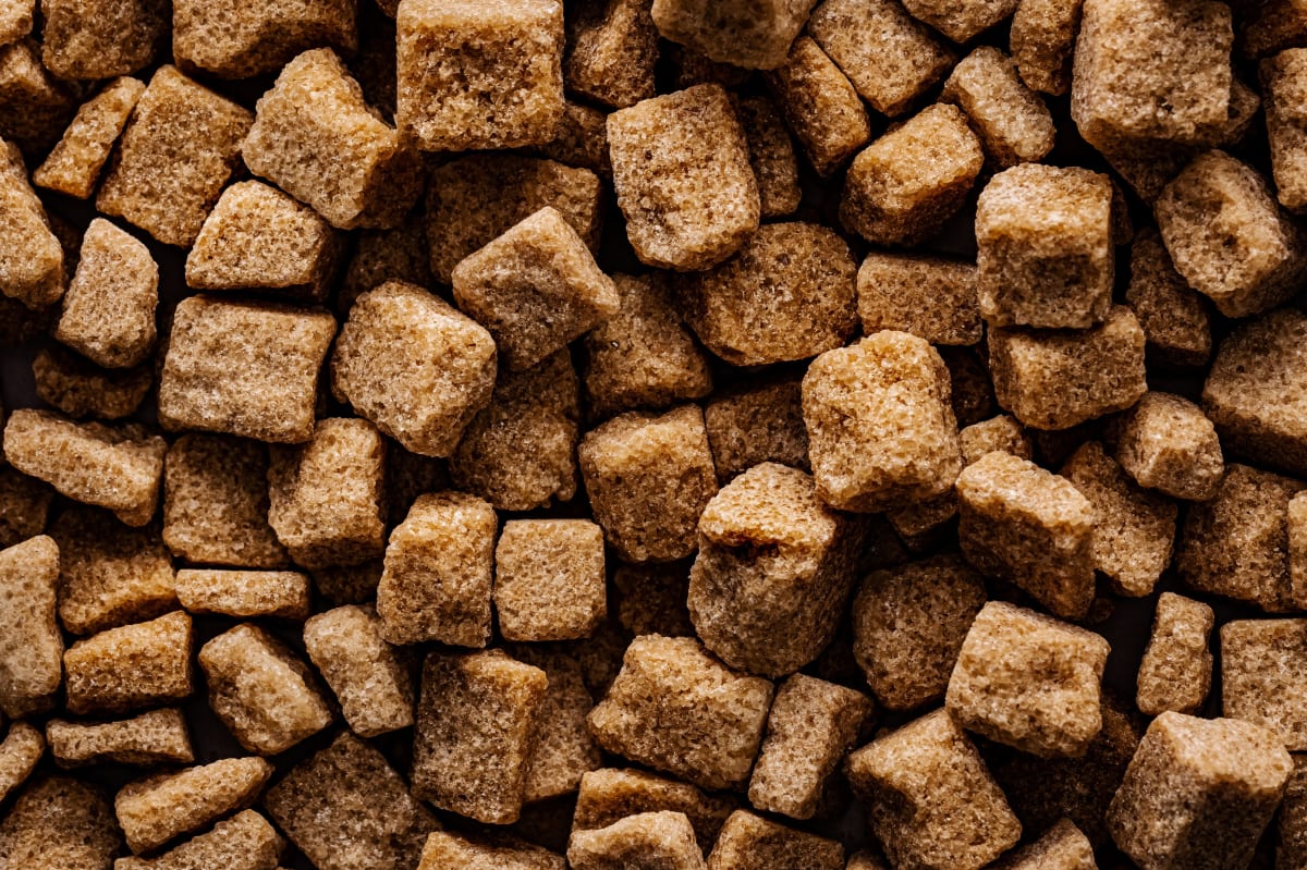 Gros plan sur des morceaux de sucre roux