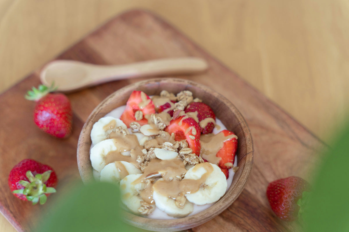Gros plan sur un granola bowl à la banane, comme exemple de petit-déjeuner sans gluten