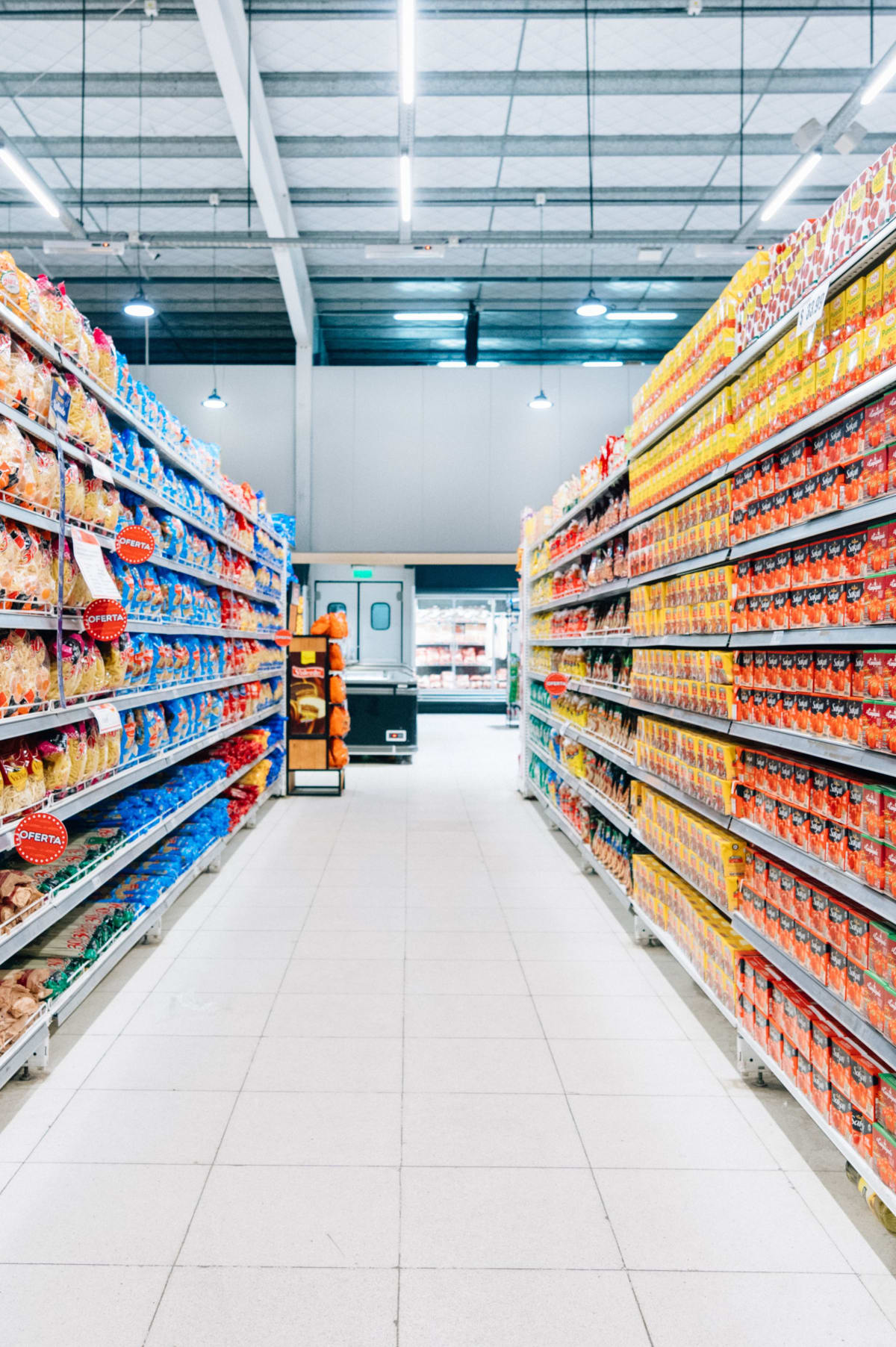Rayon de supermarché avec des produits transformés