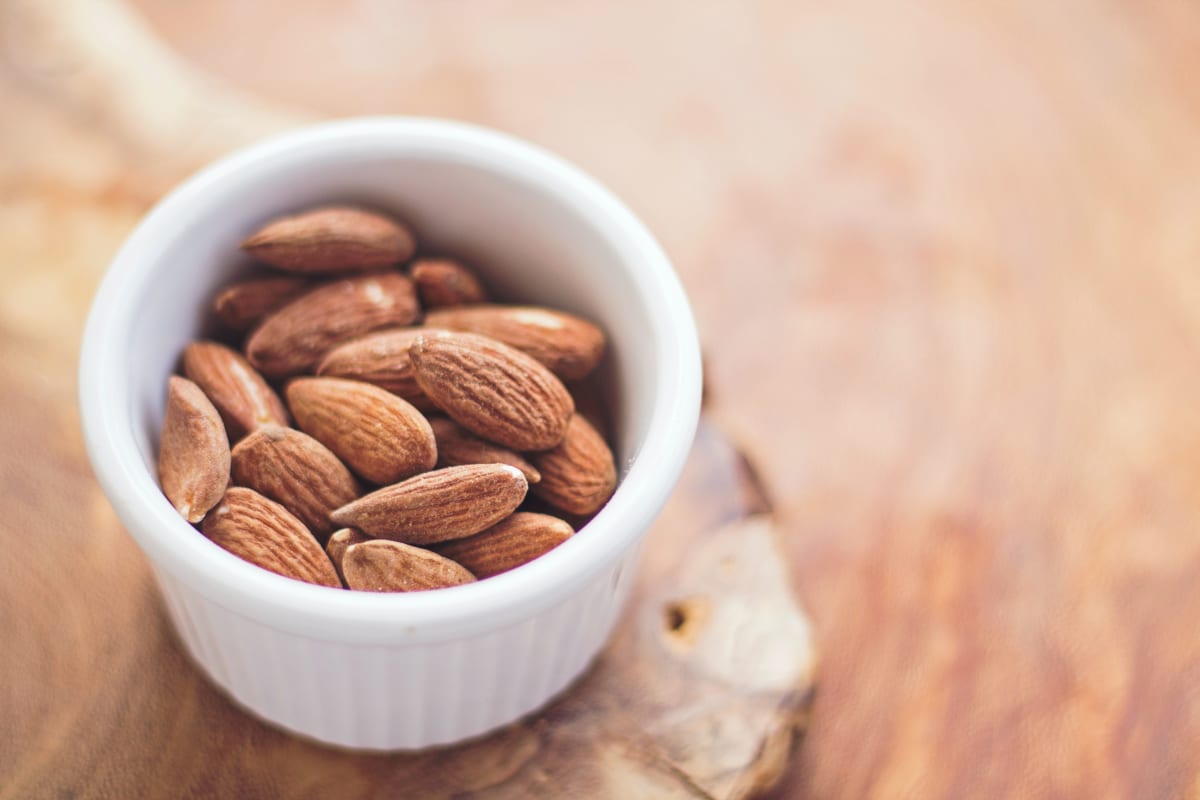 Bol d'amandes entières, un aliment anti stress naturel