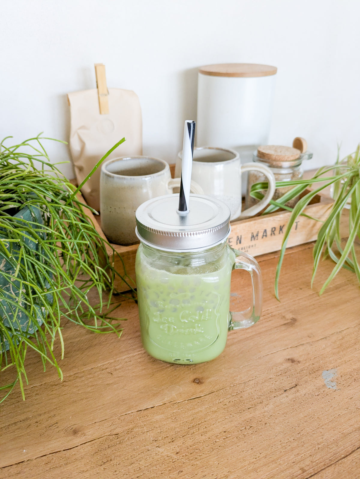 Gros plan sur un bubble tea au thé matcha dans un verre avec une paille