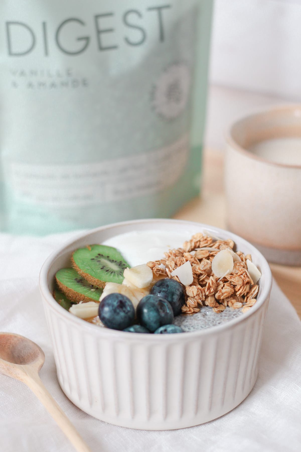 Exemple de petit-déjeuner facile à digérer avec un pudding de chia, des fruits frais et du granola