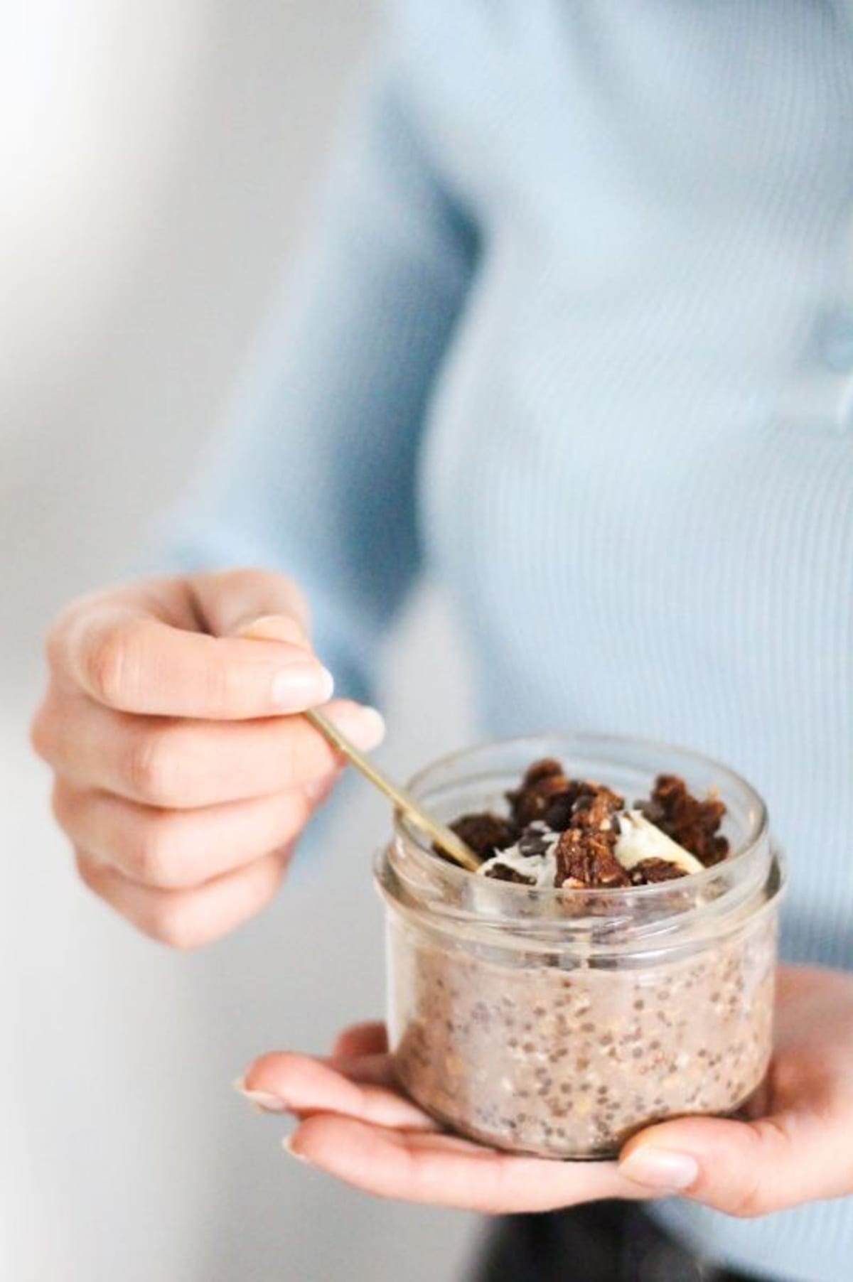 Verre de porridge au chocolat avec graines de chia et granola