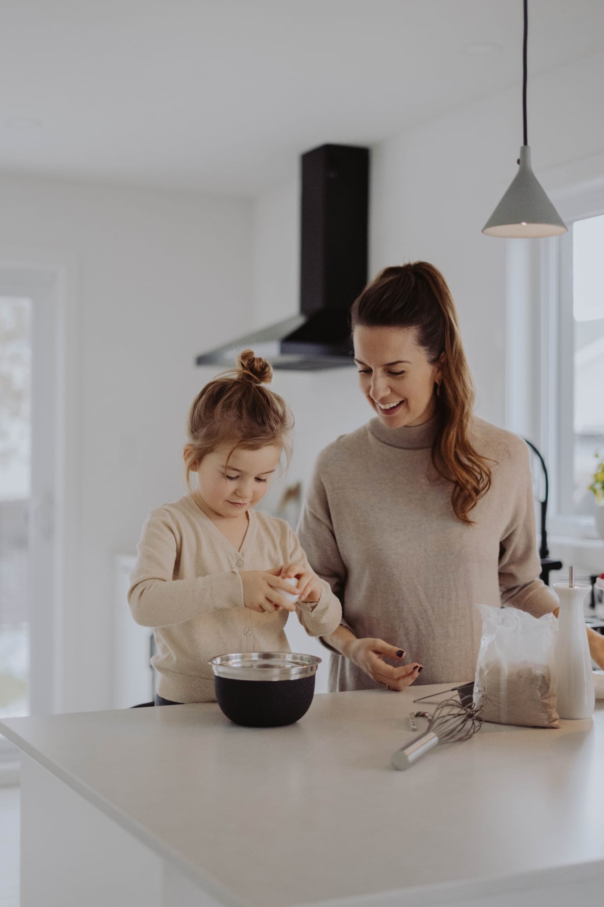 Une mère et sa fille préparent des barres de céréales dans une cuisine