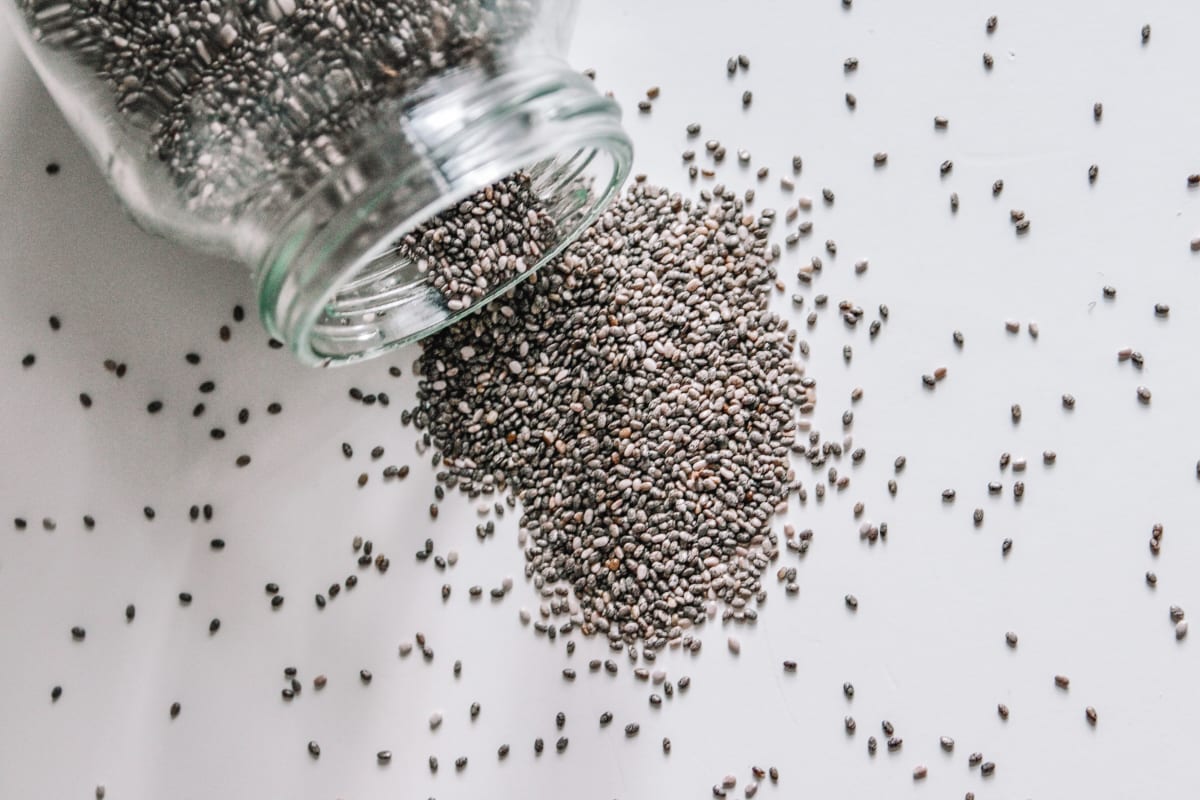 Gros plan sur un pot de graines de chia, comme exemple de graines et d'oléagineux