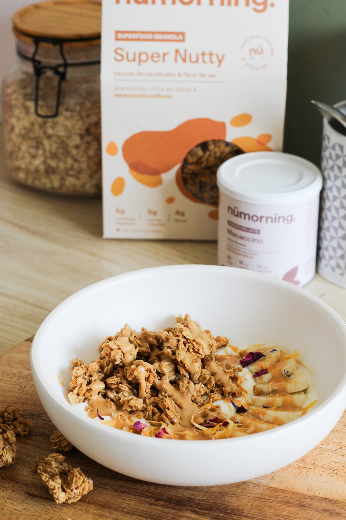 Gros plan sur un granola bowl à la banane et au beurre de cacahuète pour un petit déjeuner sain