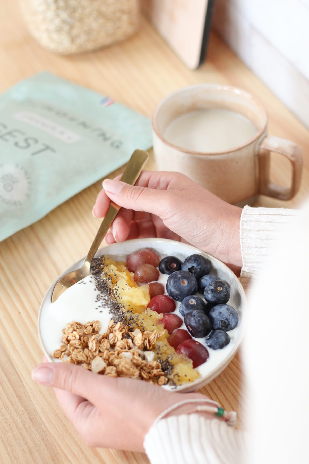 Exemple de petit-déjeuner facile à digérer avec granola, fruits frais, compote et graines de chia