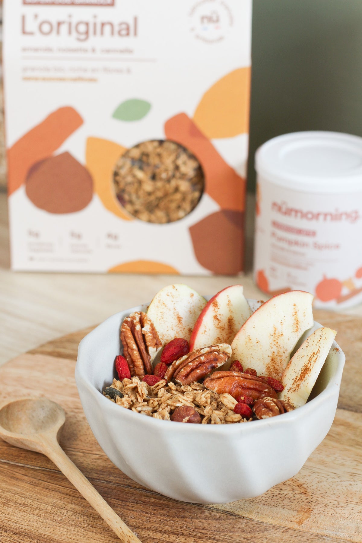 Granola bowl à la pomme et à la cannelle pour le petit-déjeuner