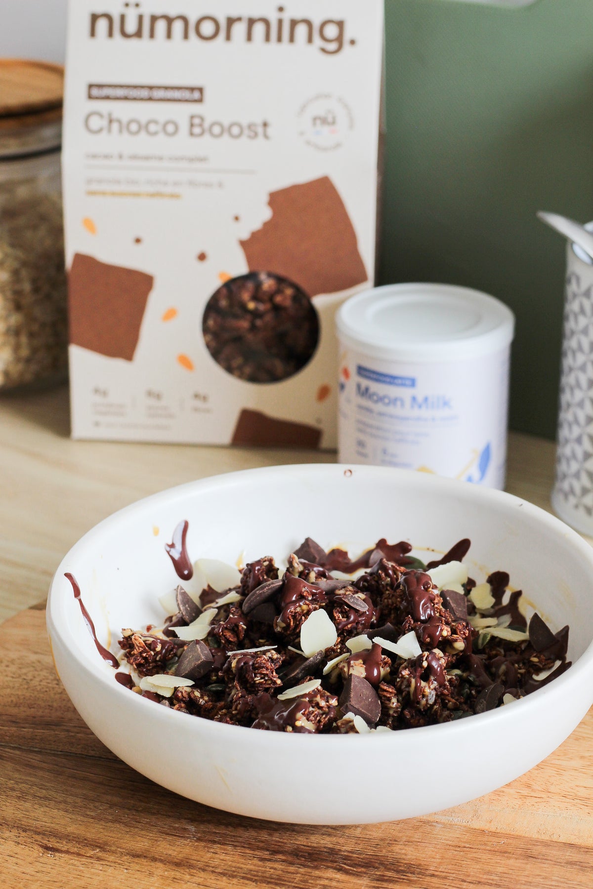 Gros plan sur un granola bowl à la poire et au chocolat pour le petit-déjeuner