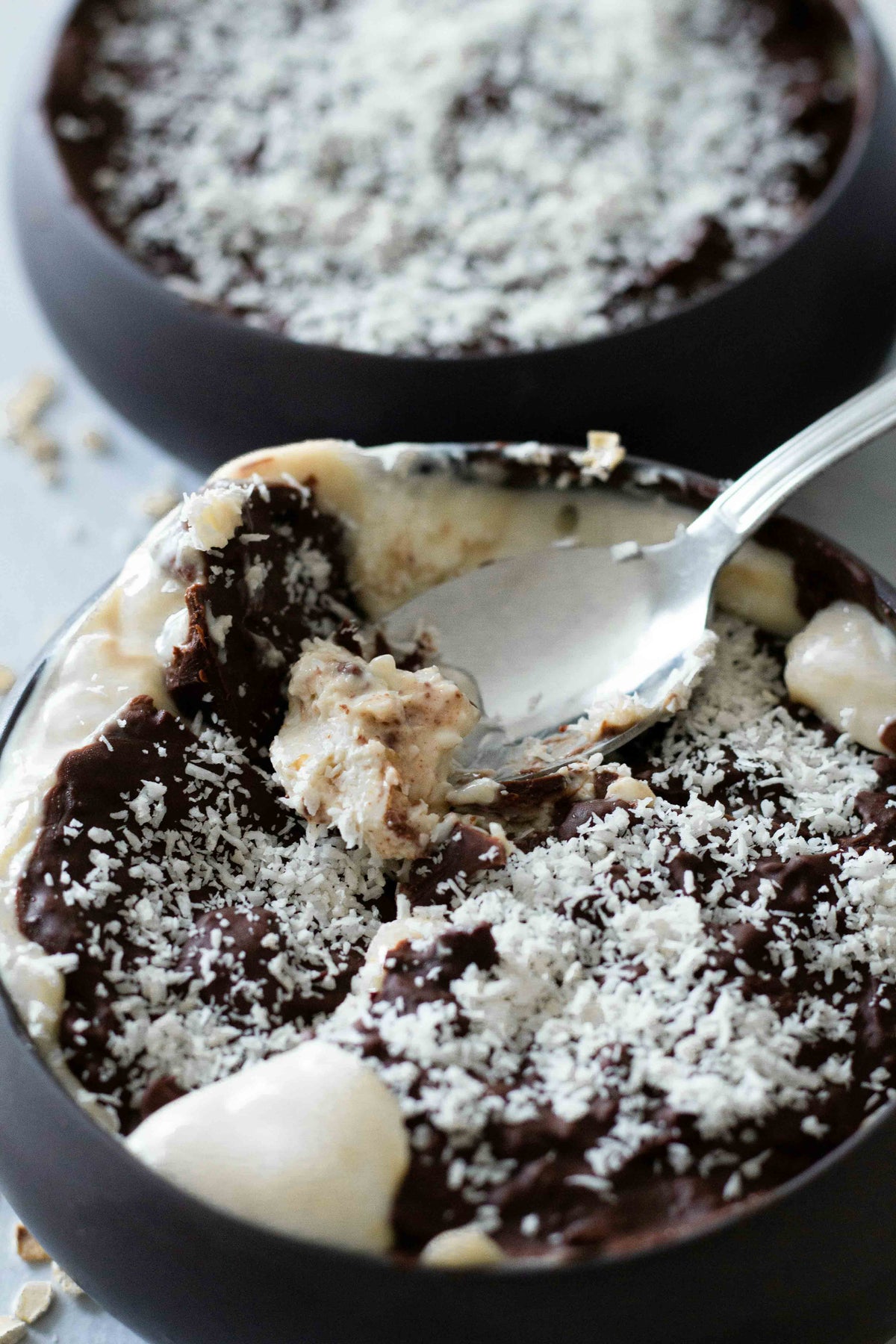 Gros plan sur un porridge chocolat comme exemple de petit-déjeuner à emporter