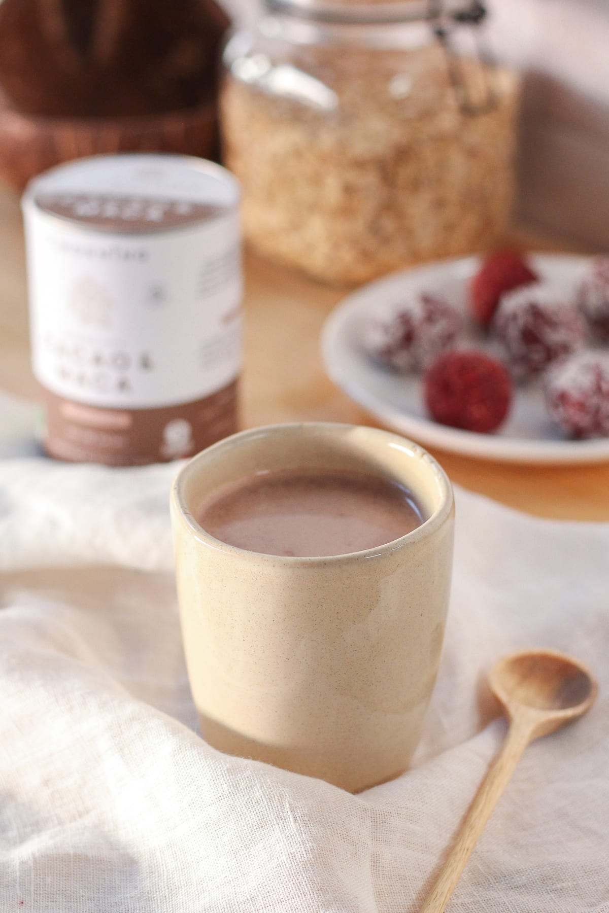 Mug de boisson chaude à la maca avec une cuillère en bois