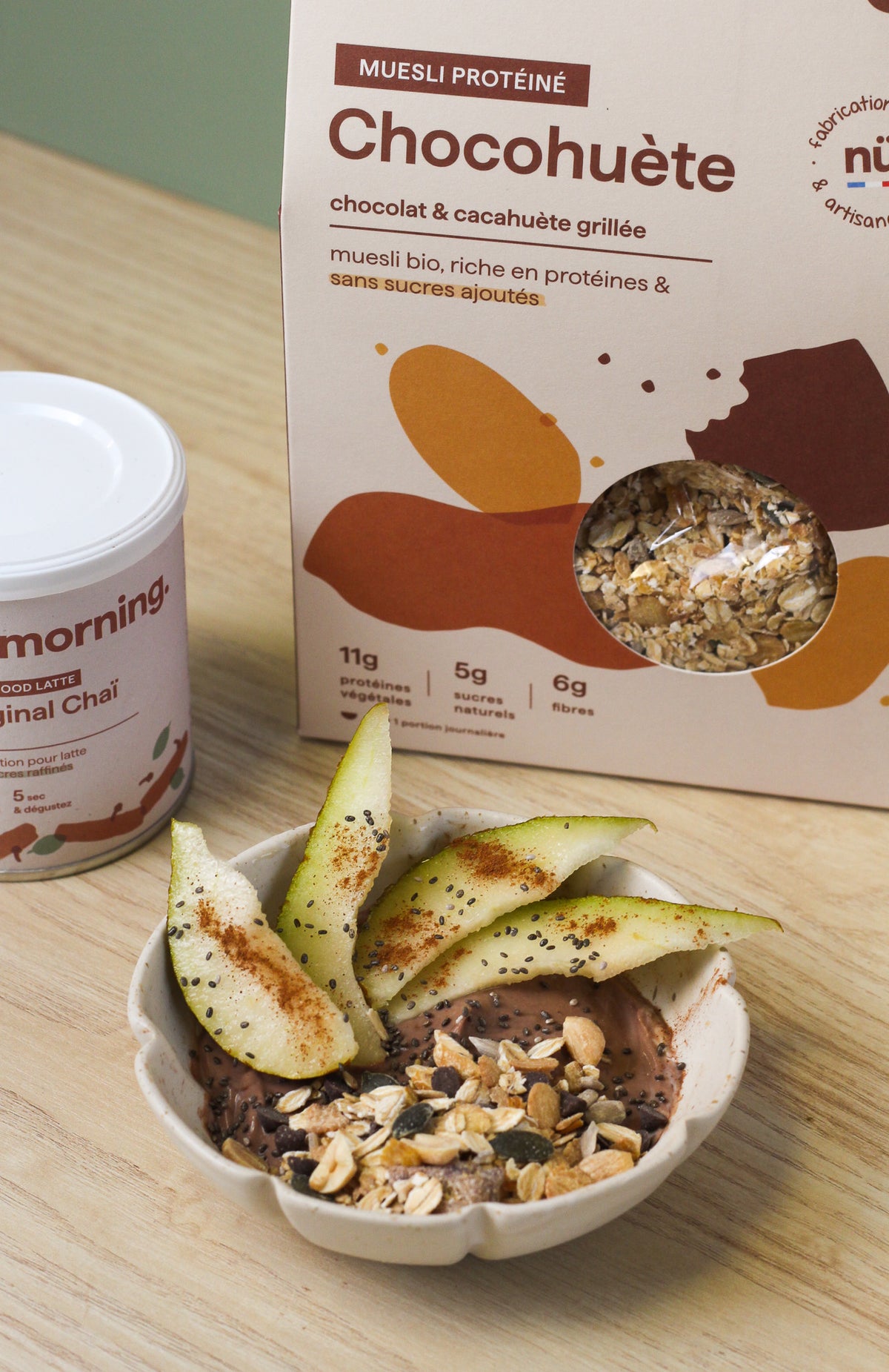 Gros plan sur un muesli bowl à la pomme et à la cannelle
