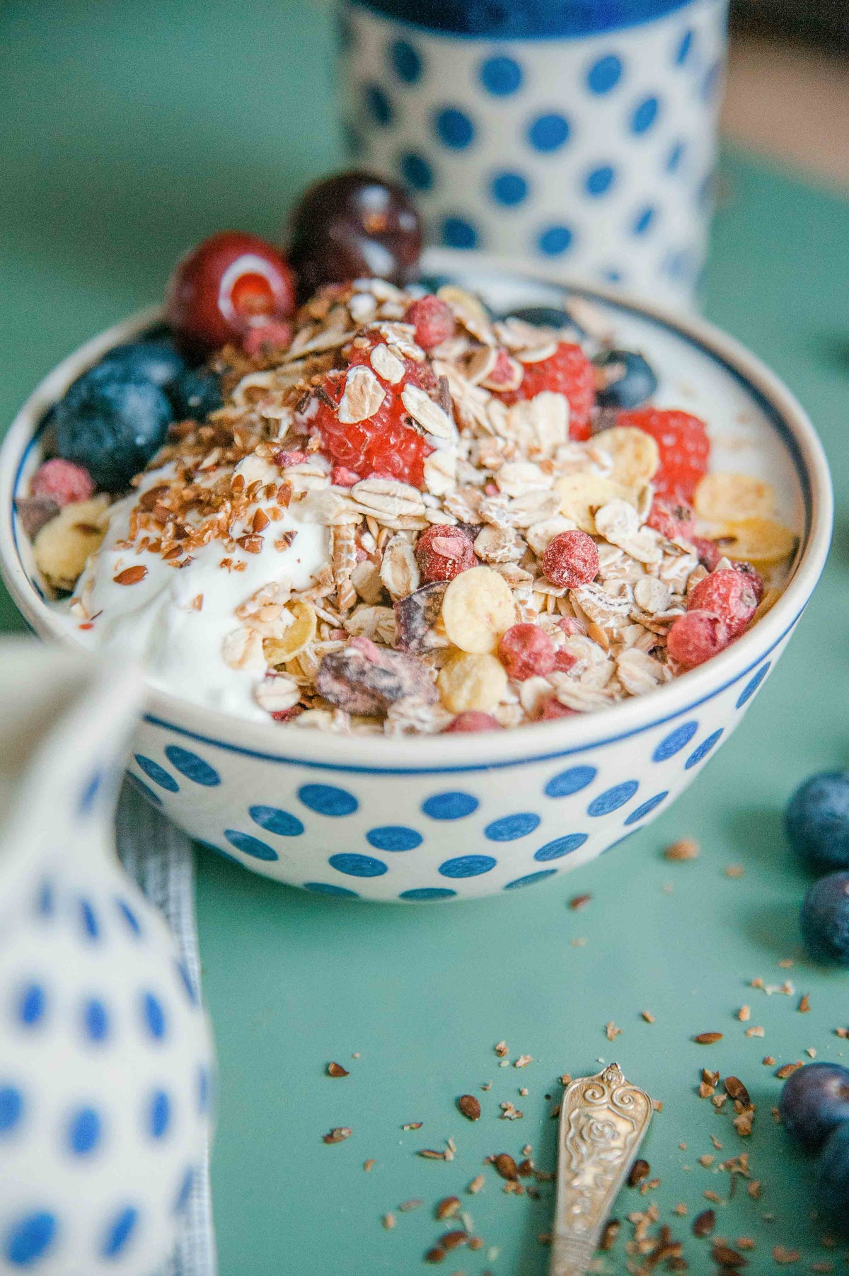 Bol de muesli aux fruits rouges comme exemple de petit-déjeuner à emporter