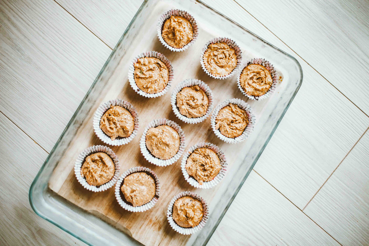 Muffins à la banane sortant du four comme exemple de petit-déjeuner simple à emporter