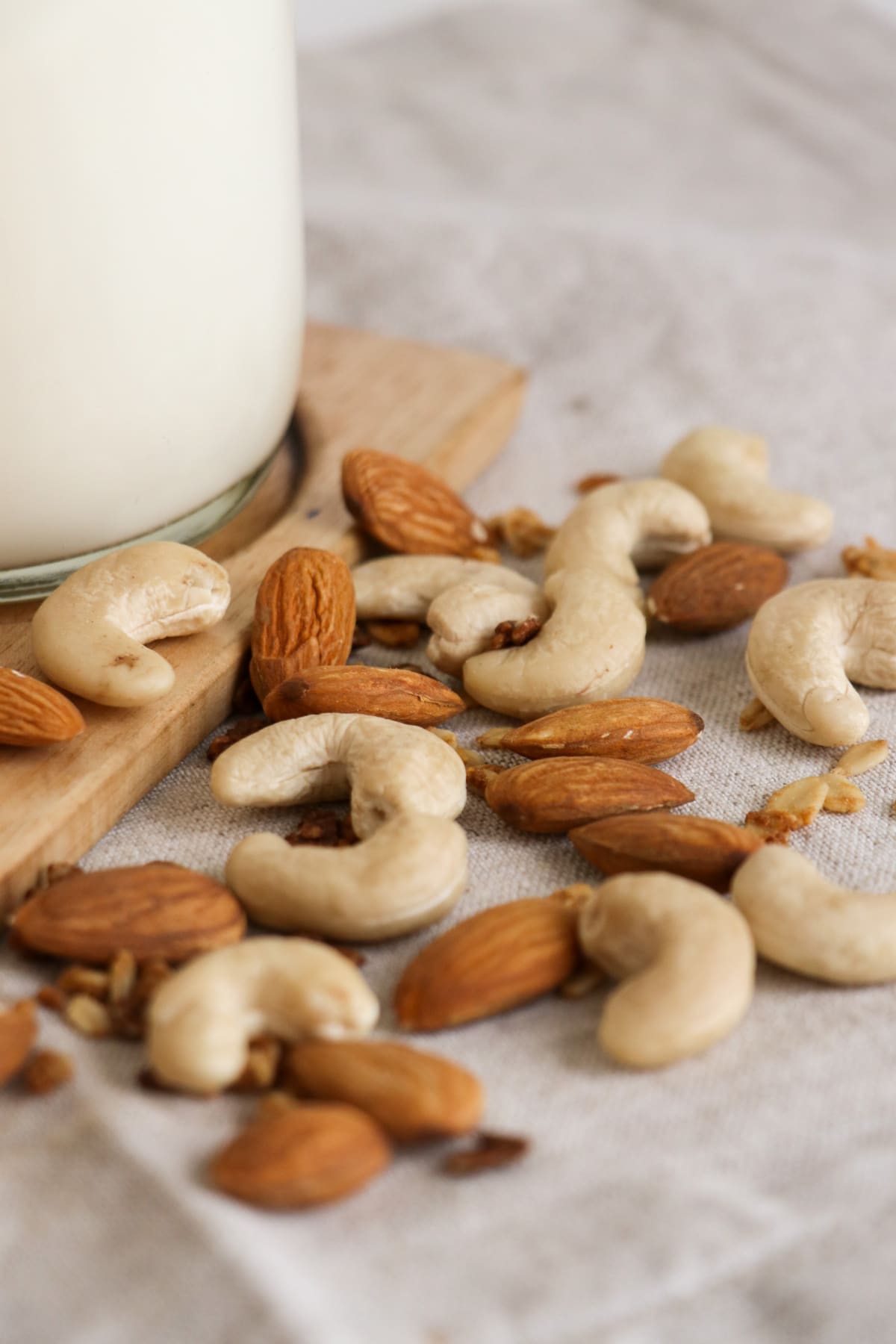 Des amandes et des noix de cajou sur une table
