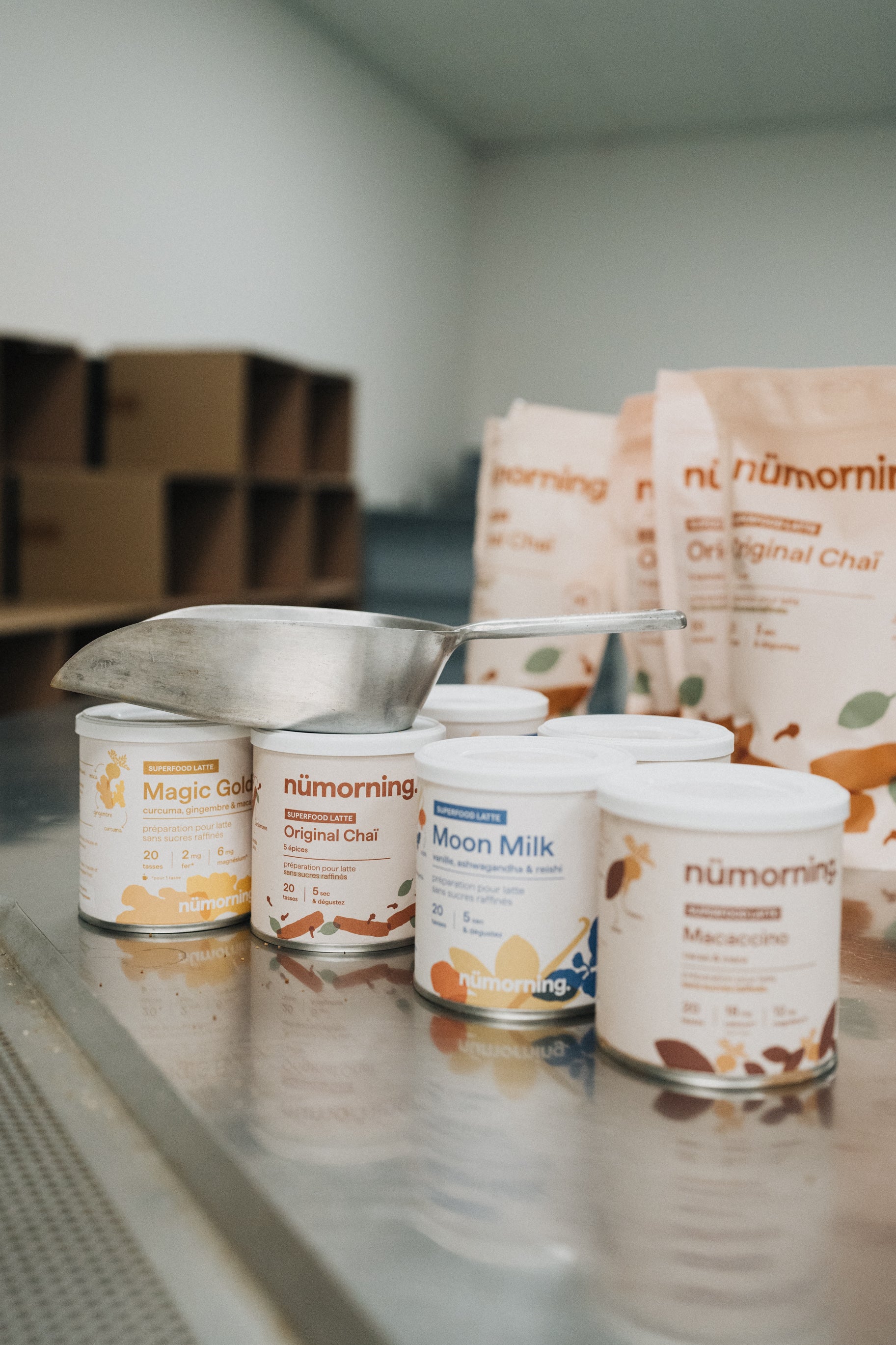 Boissons instantanées bio et peu sucrées nümorning tout juste conditionnées dans l'atelier
