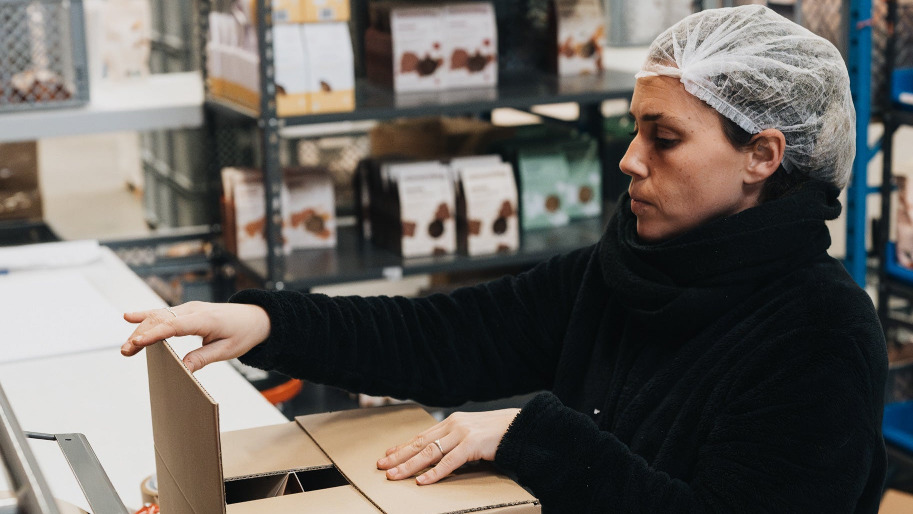 Membre de l’équipe nümorning préparant une commande client