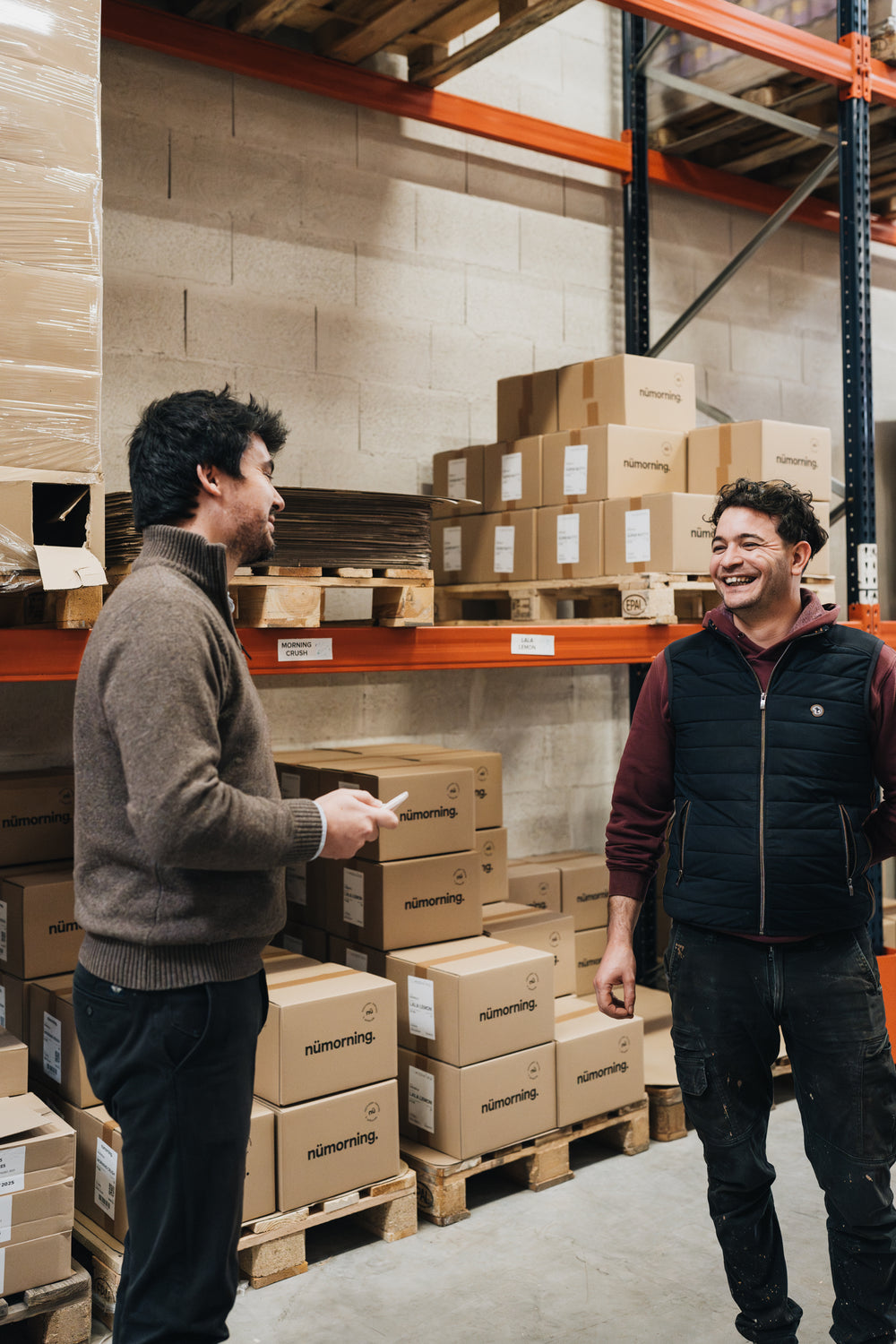 David et un membre de l’équipe nümorning souriants dans l’atelier de préparation des commandes