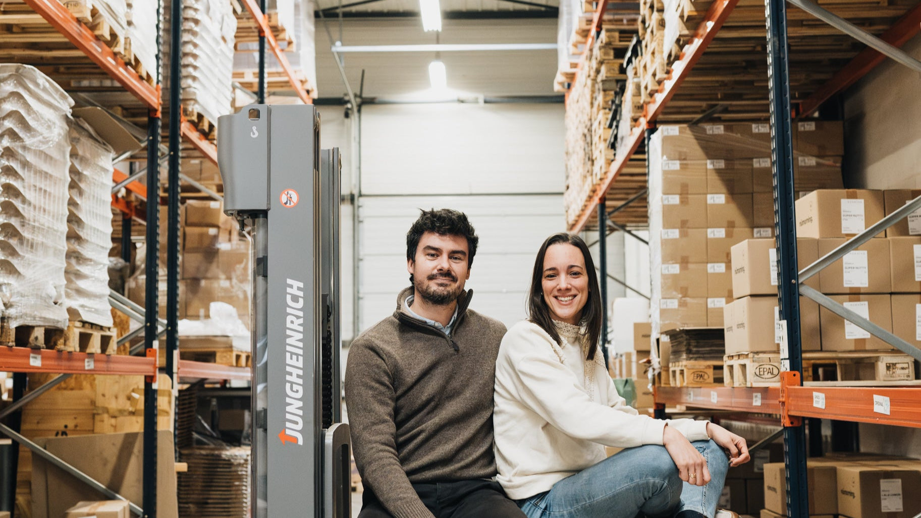 Mathilde et David, les fondateurs de nümorning, dans l'entrepôt de la marque à Lyon