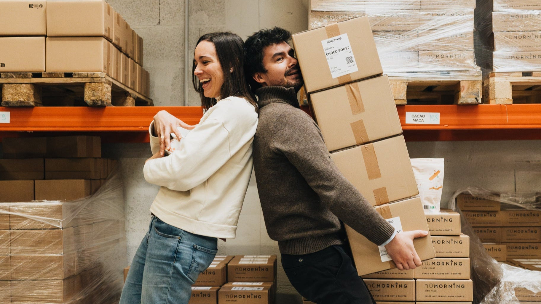L’équipe nümorning dans l’entrepôt, préparant les commandes avec le sourire