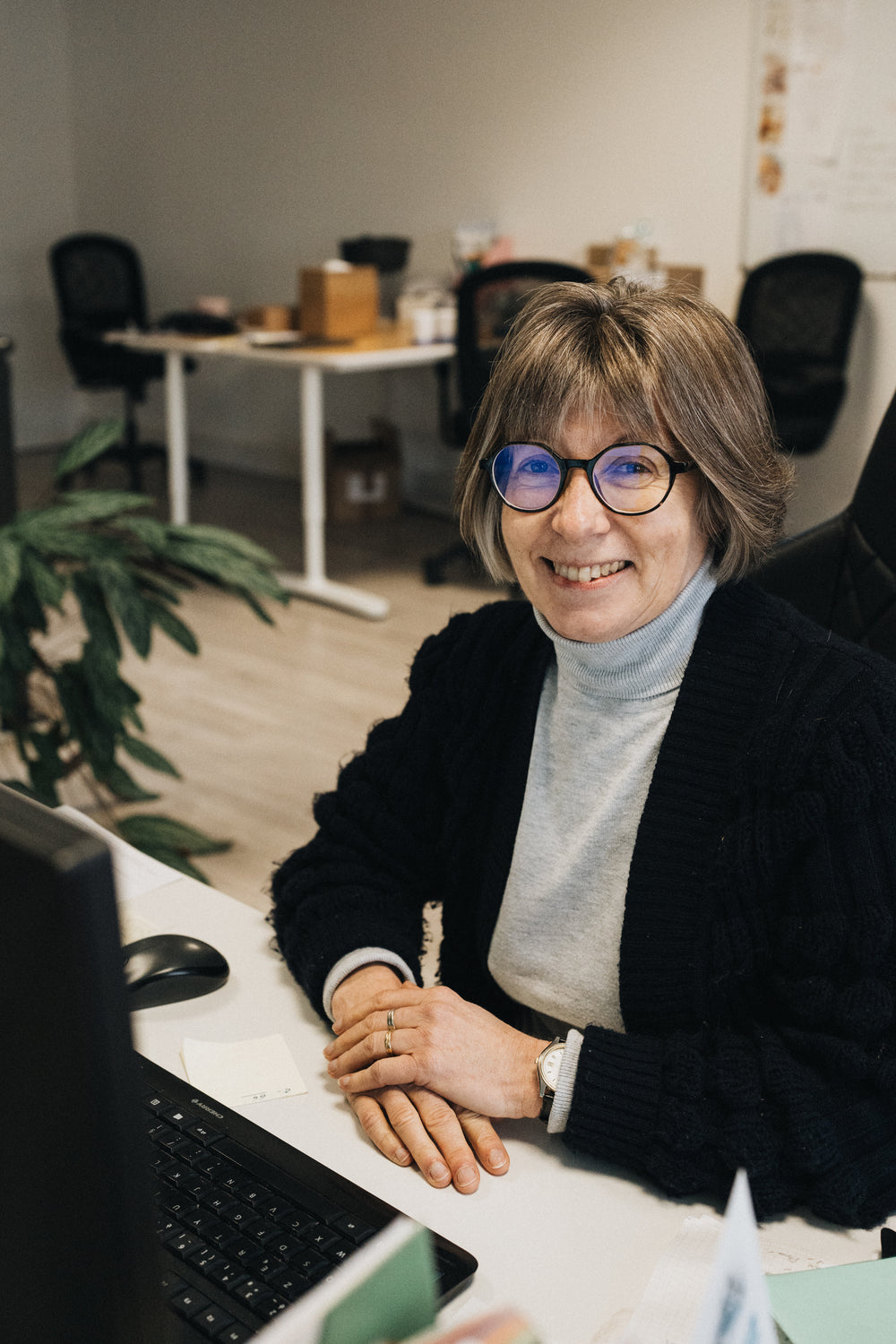 Portrait d’une membre de l’équipe nümorning au bureau, souriante