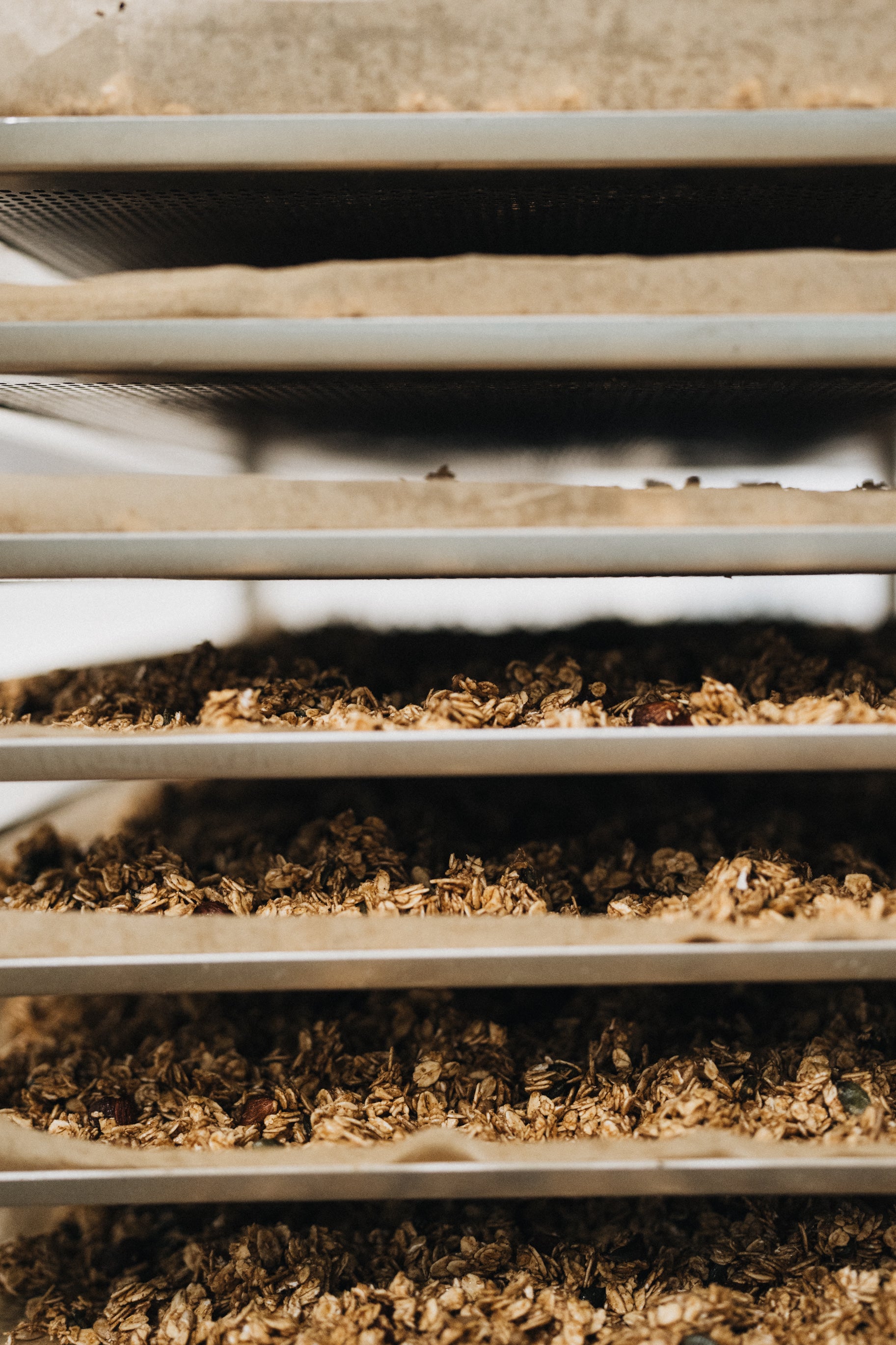 Cuisson du granola artisanal nümorning dans les fours de l’atelier à Lyon