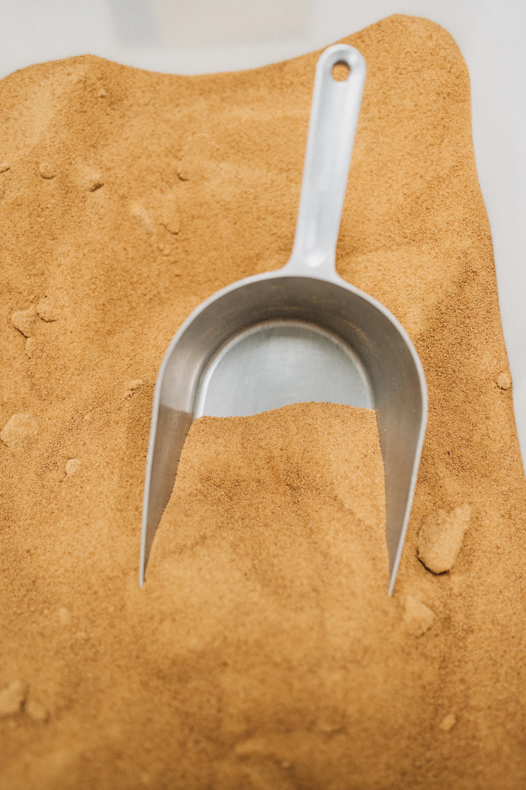 Gros plan sur du sucre de coco, un sucre non raffiné à faible index glycémique