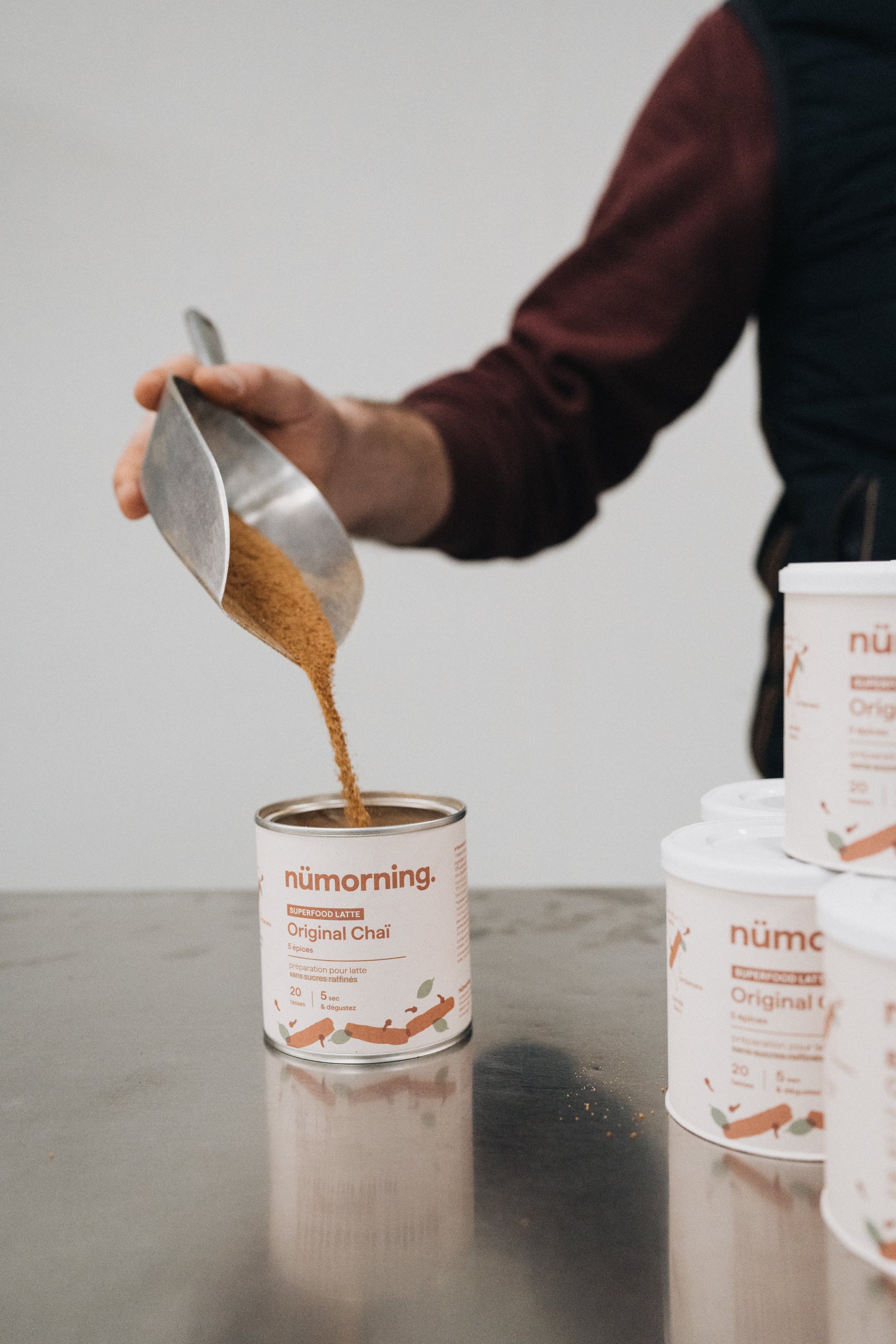 Remplissage manuel d’un pot de superfood latte Original Chaï