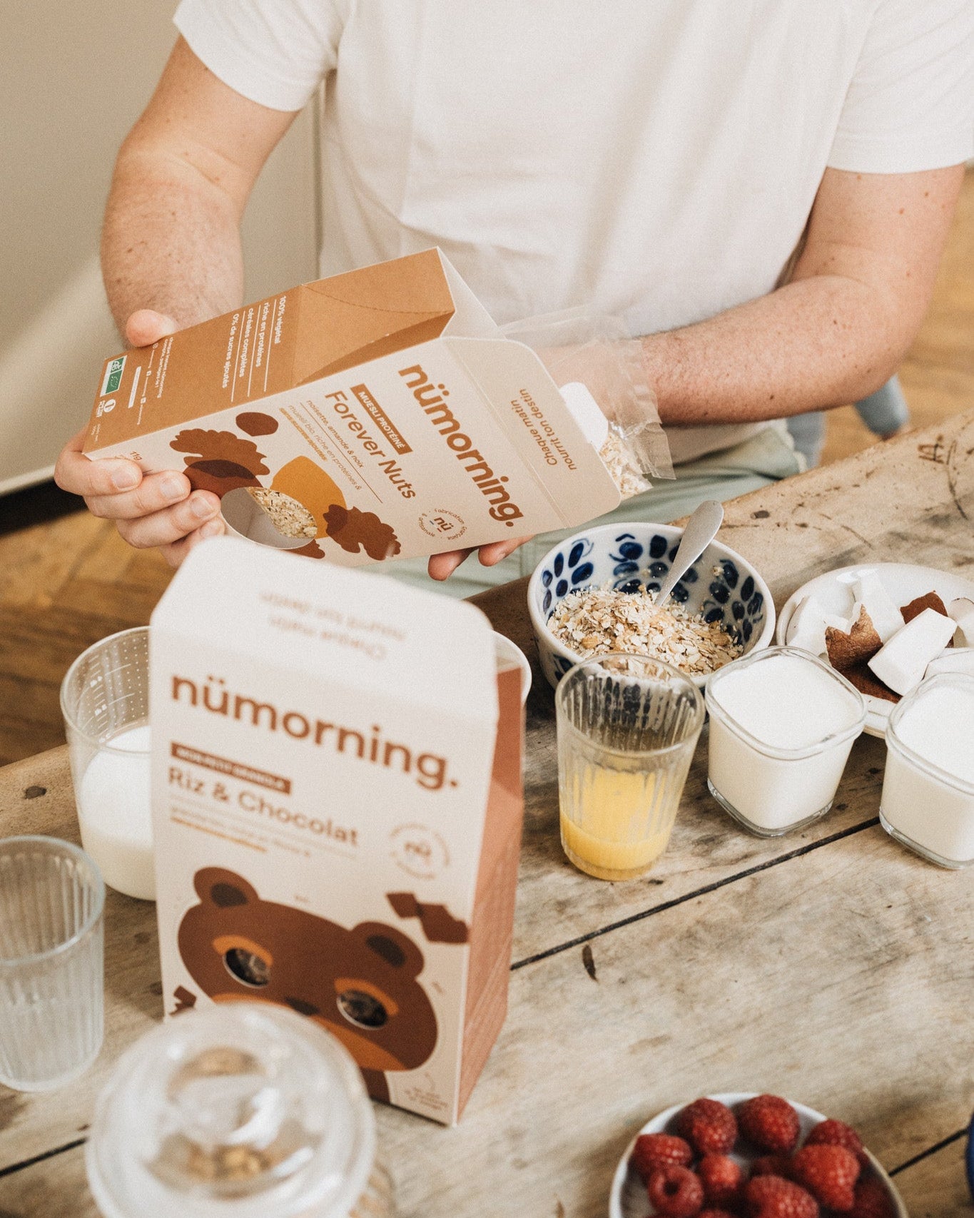 Homme en train de manger un bol muesli protéiné et d'un verre de jus d'orange.