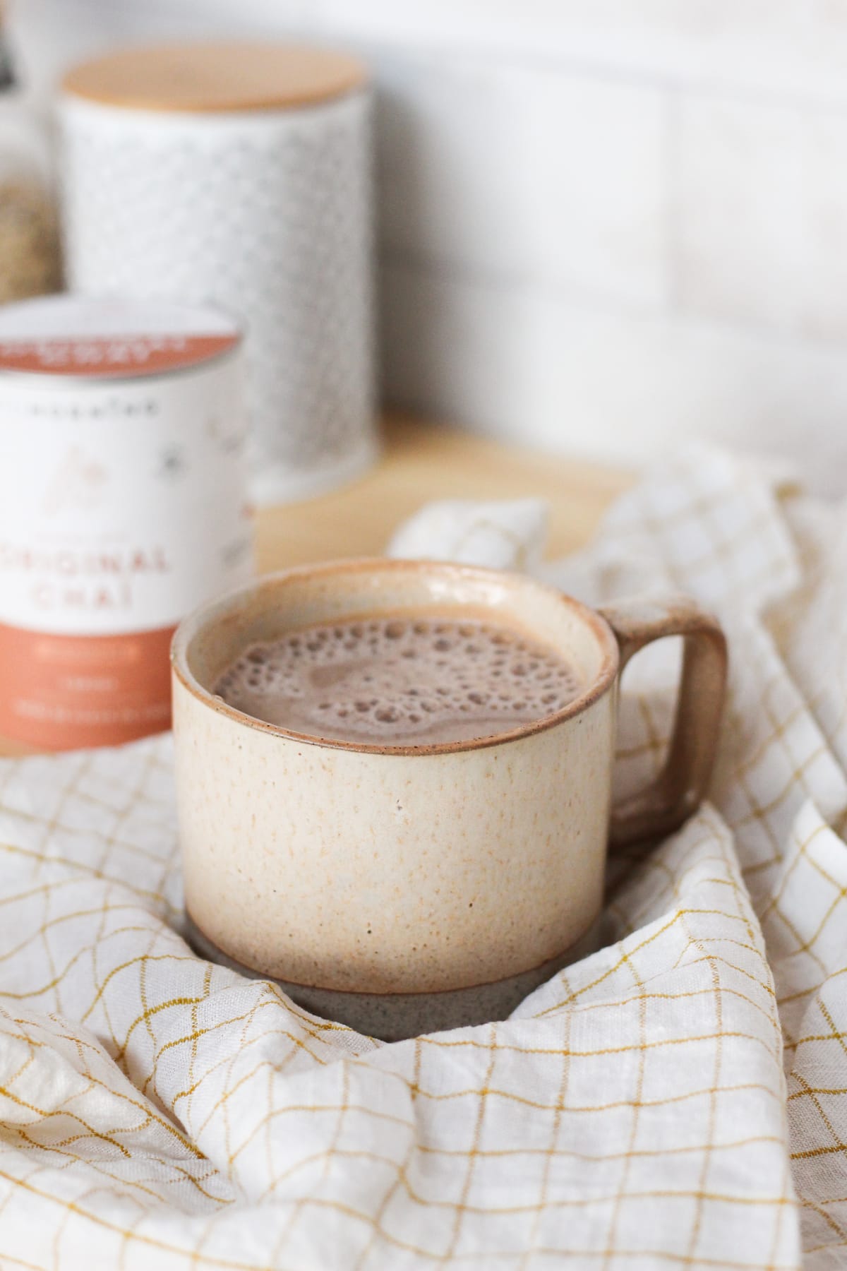 Mug de chai latte comme exemple de boisson pour remplacer le café