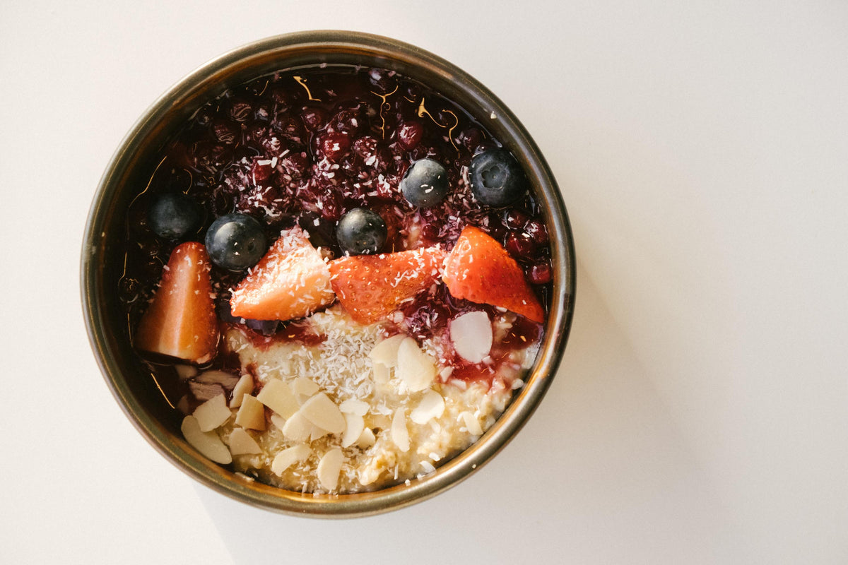Gros plan sur un overnight porridge protéiné aux fruits rouges