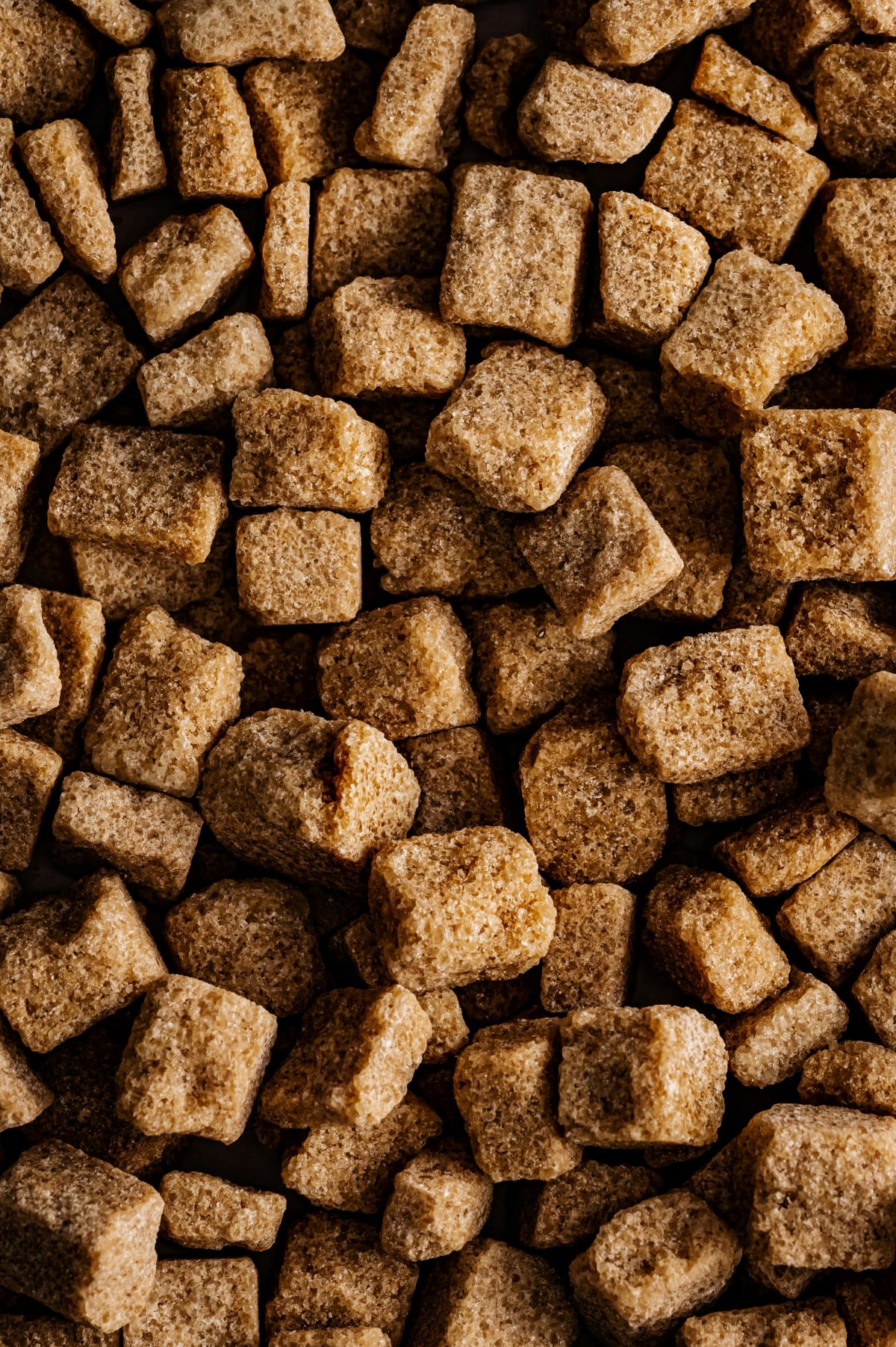 Gros plan sur des morceaux de sucre brun