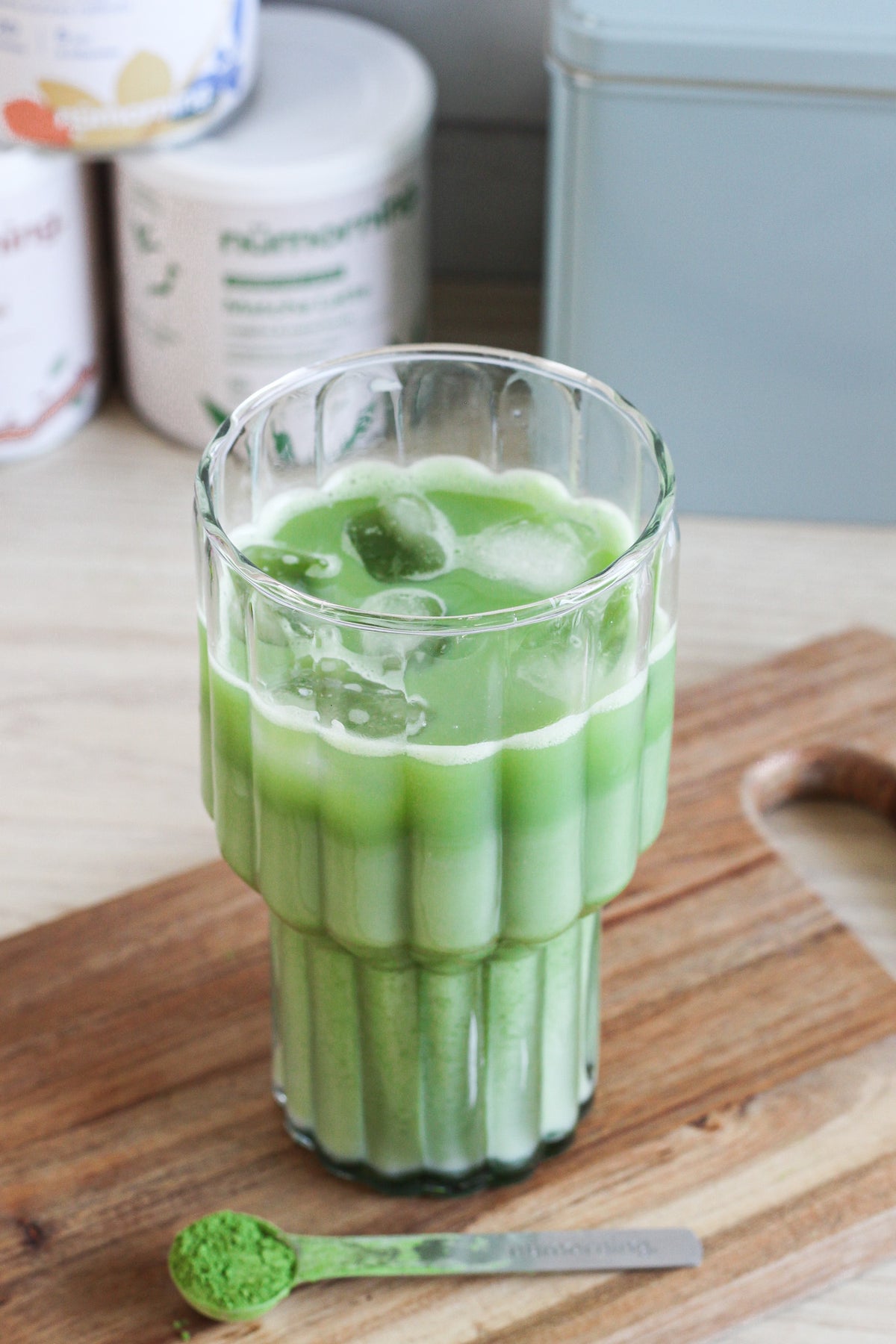Gros plan sur un verre de matcha latte glacé